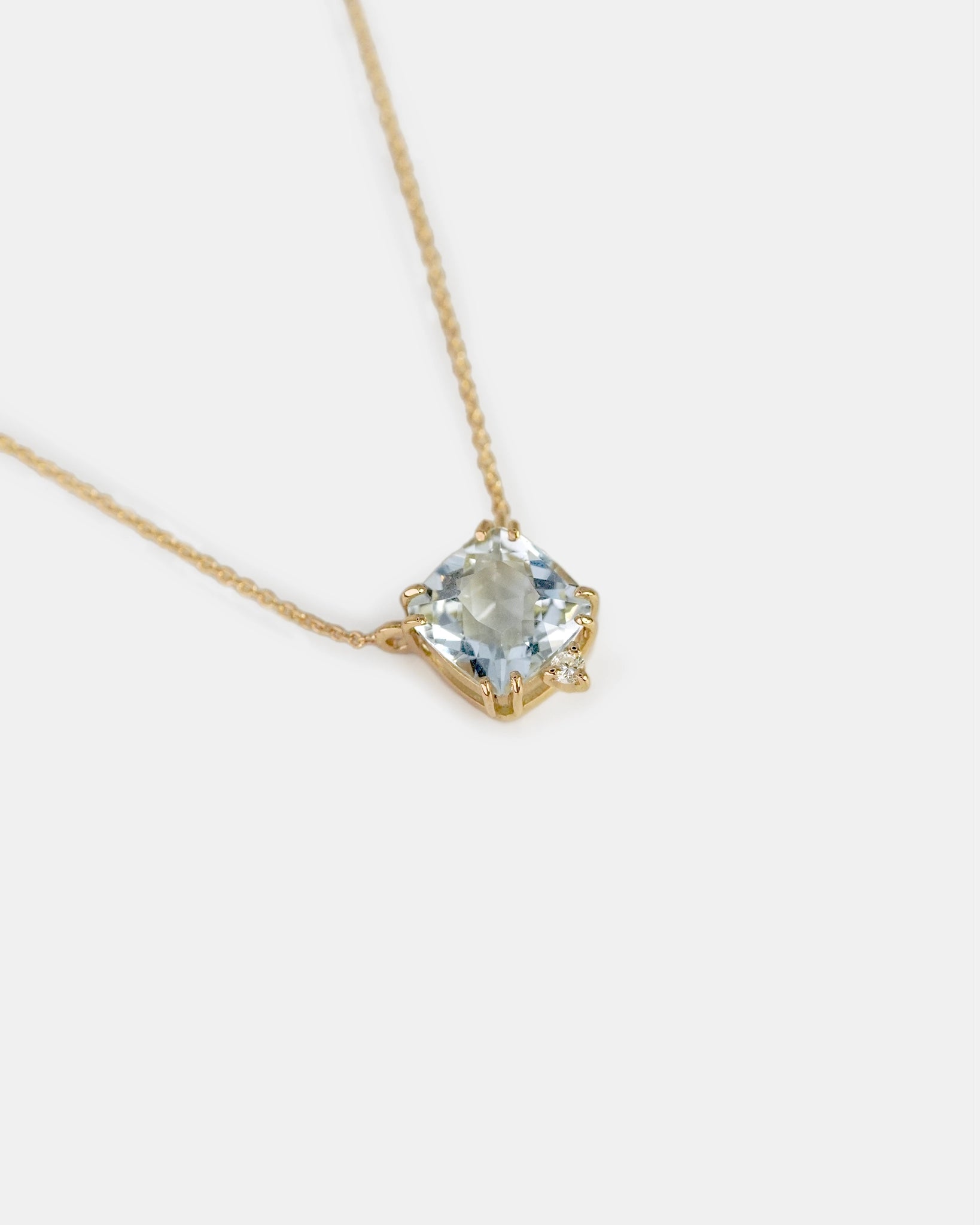 Collana in oro giallo con acquamarina quadrata e diamante bianco