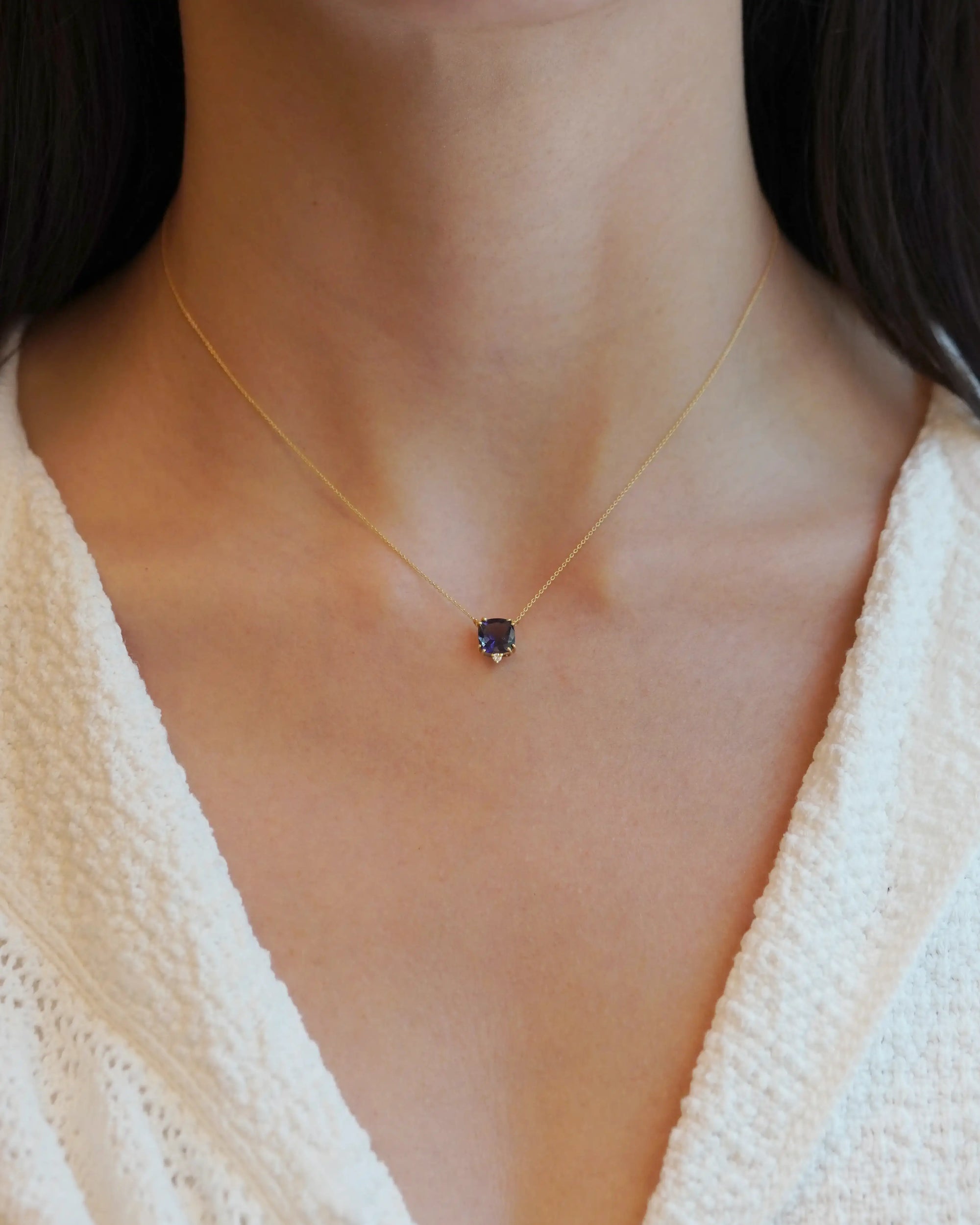 Collana in oro giallo con iolite quadrata e diamante bianco