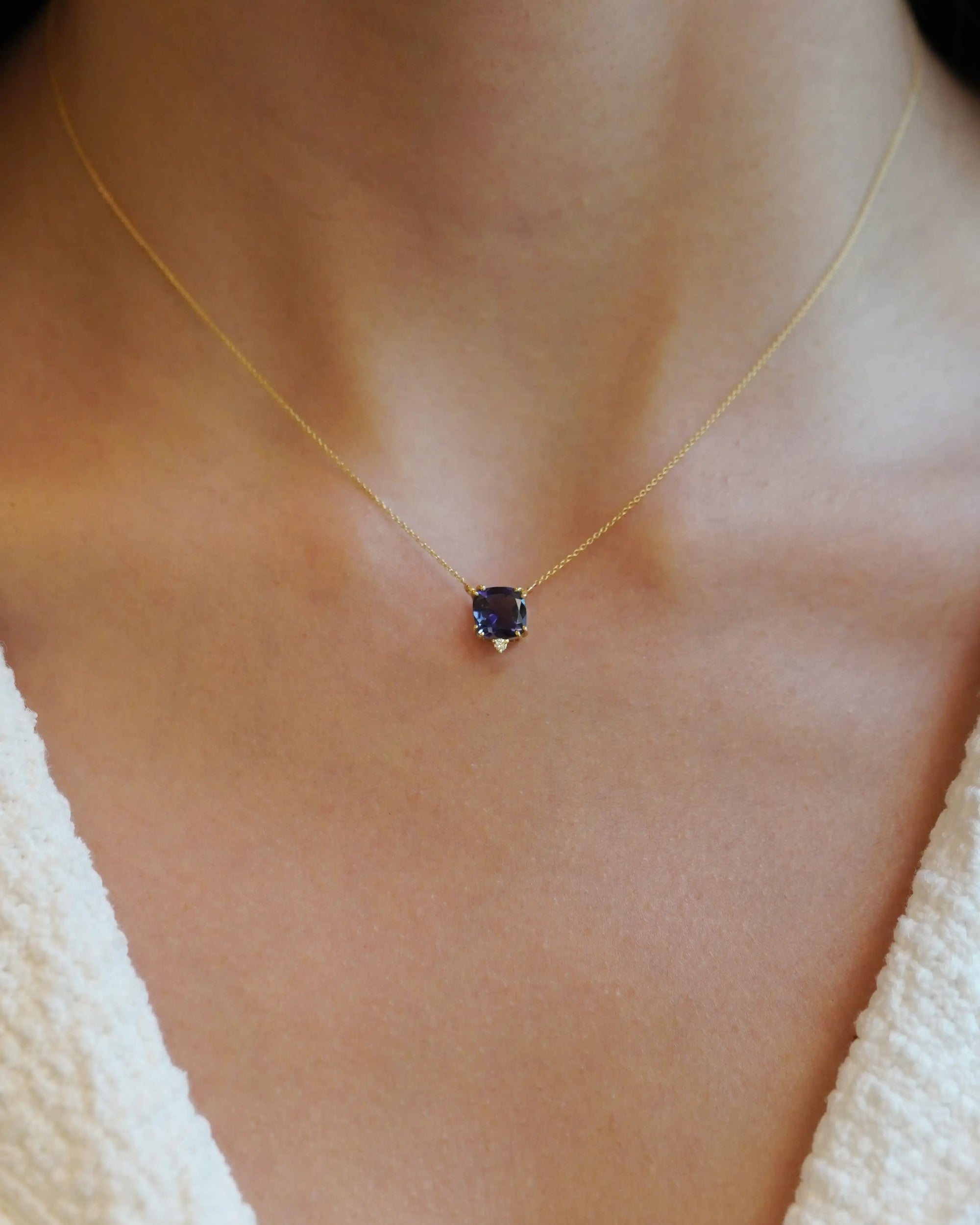 Collana in oro giallo con iolite quadrata e diamante bianco