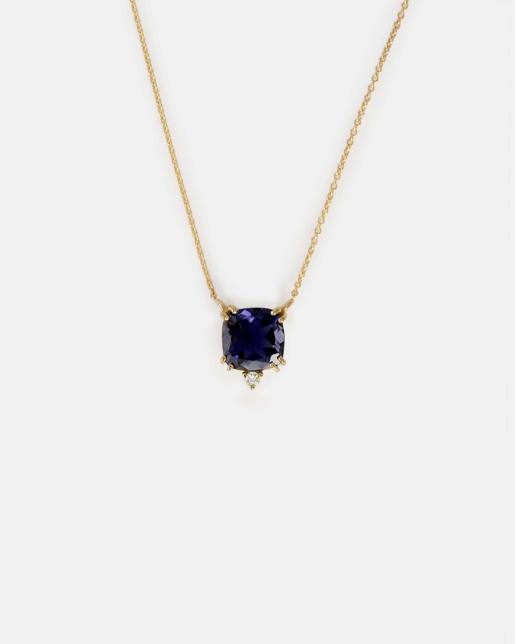 Collana in oro giallo con iolite quadrata e diamante bianco