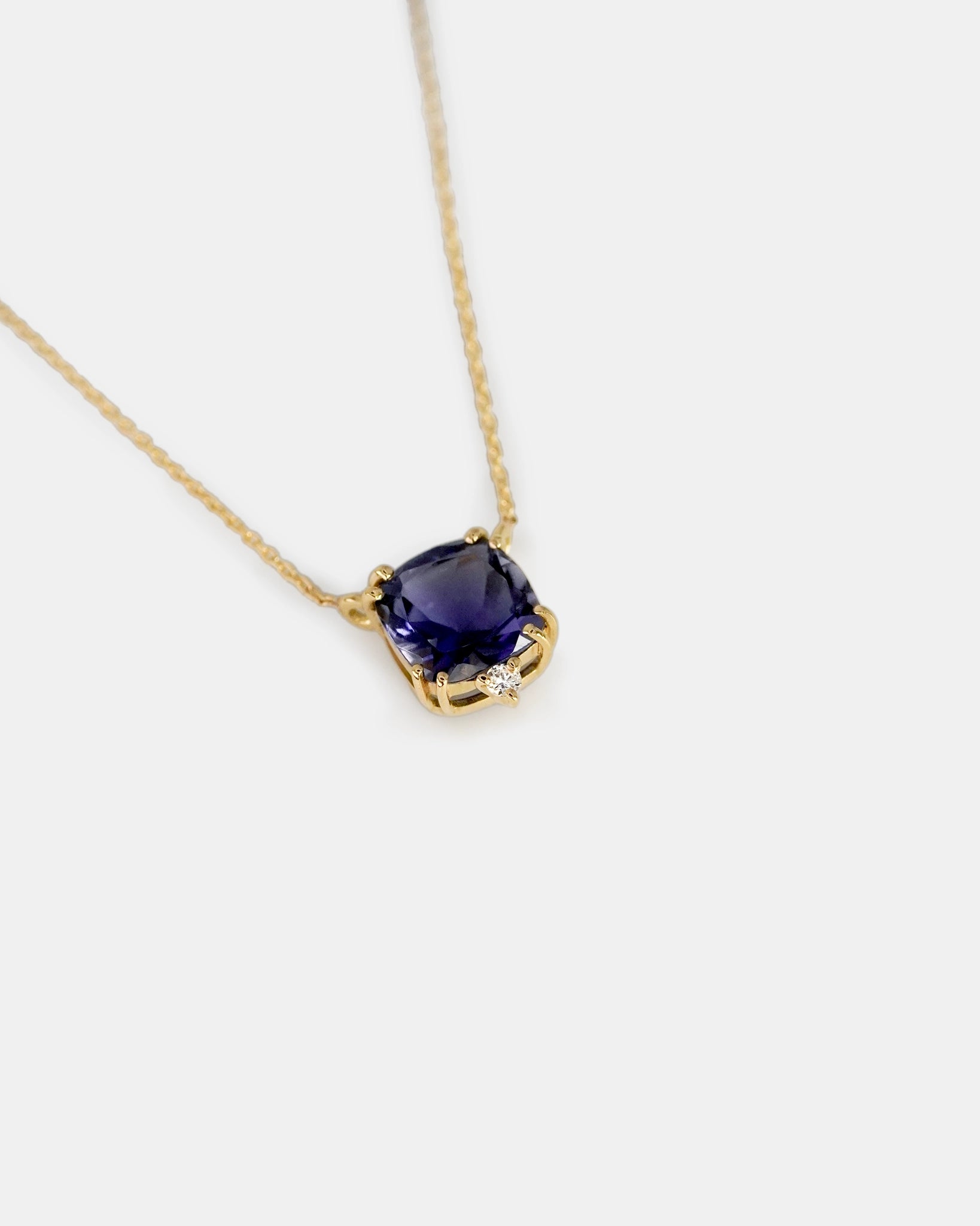 Collana in oro giallo con iolite quadrata e diamante bianco