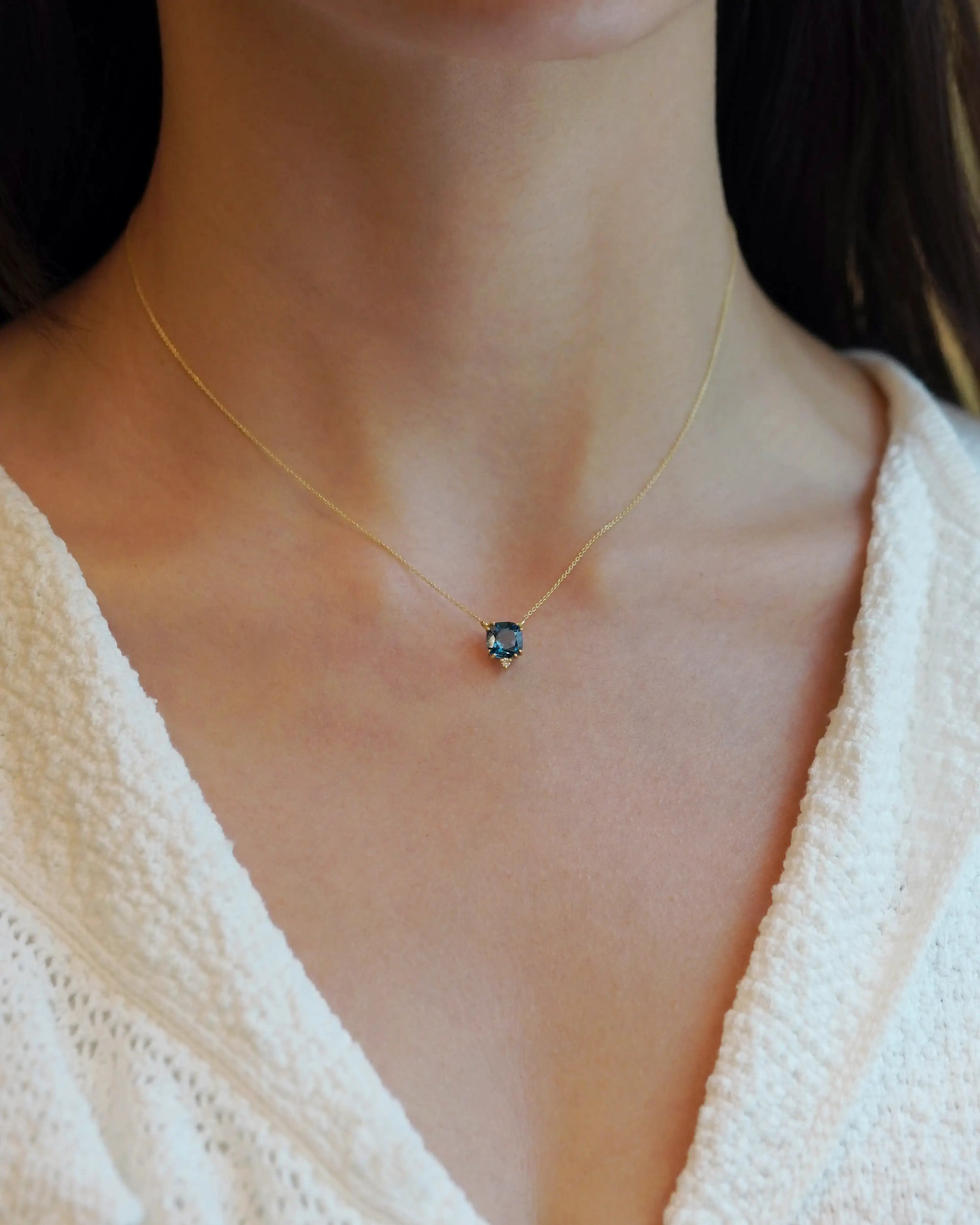 Collana in oro giallo con topazio London quadrato e diamante bianco