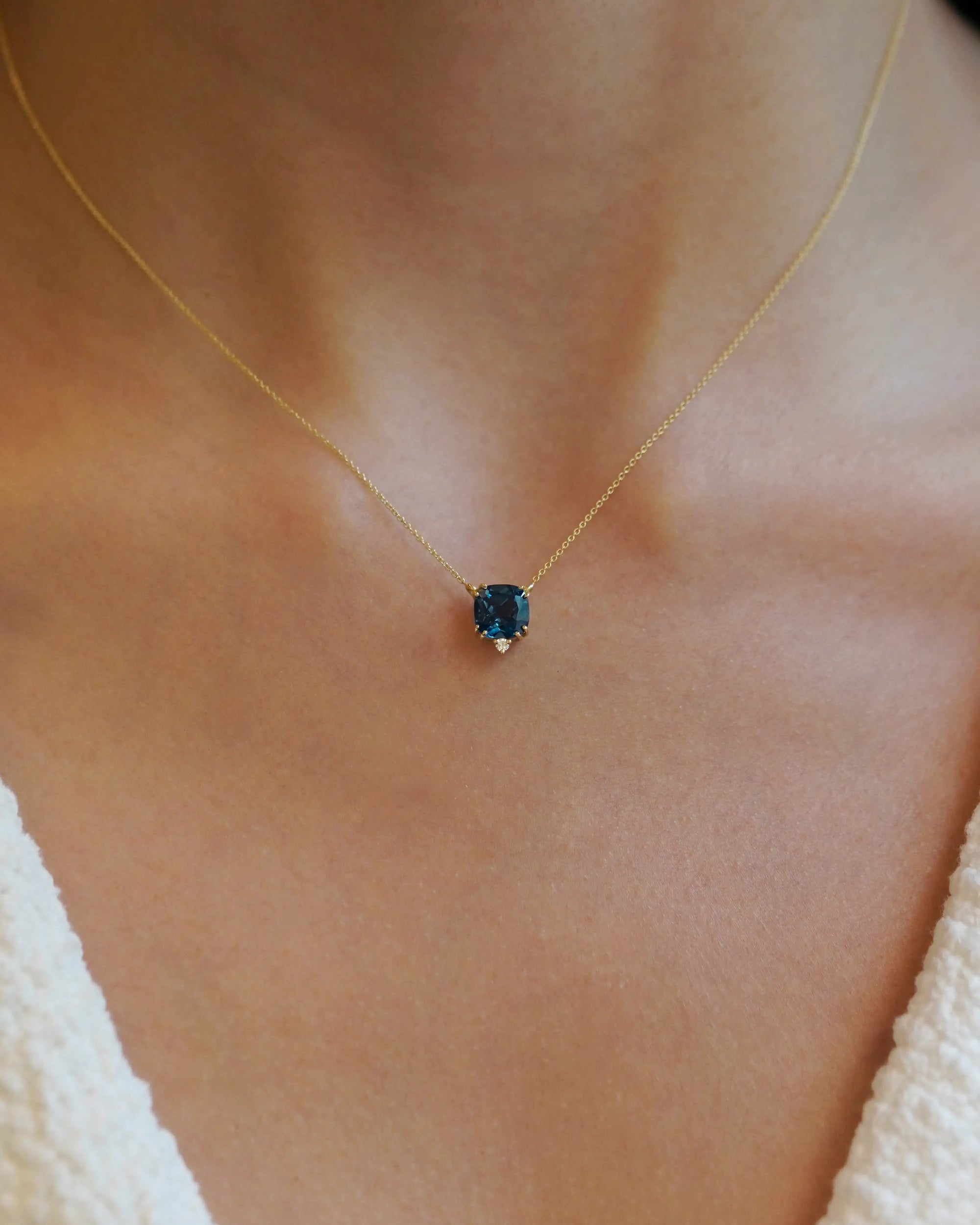 Collana in oro giallo con topazio London quadrato e diamante bianco