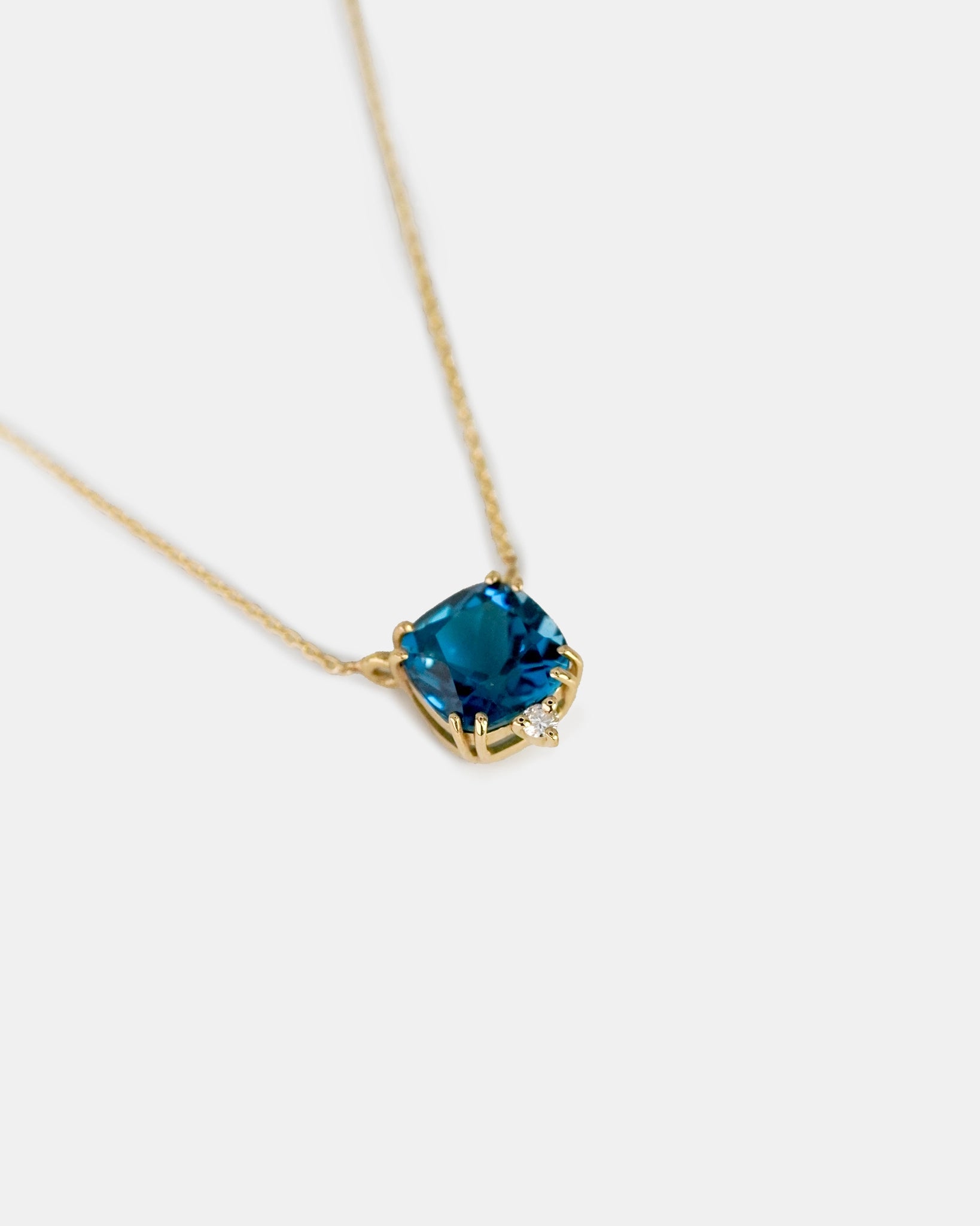 Collana in oro giallo con topazio London quadrato e diamante bianco