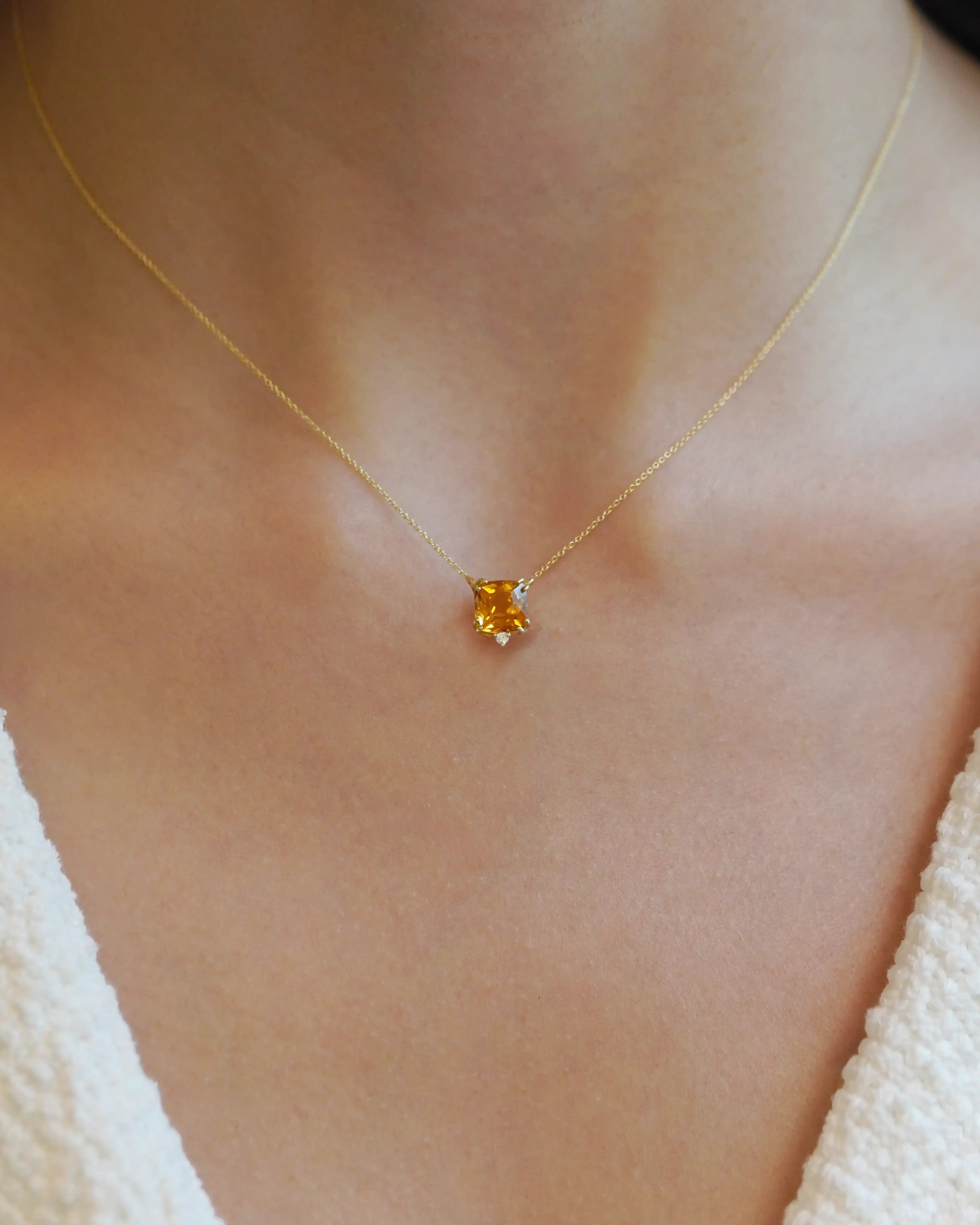 Collana in oro giallo con quarzo madera quadrato e diamante bianco
