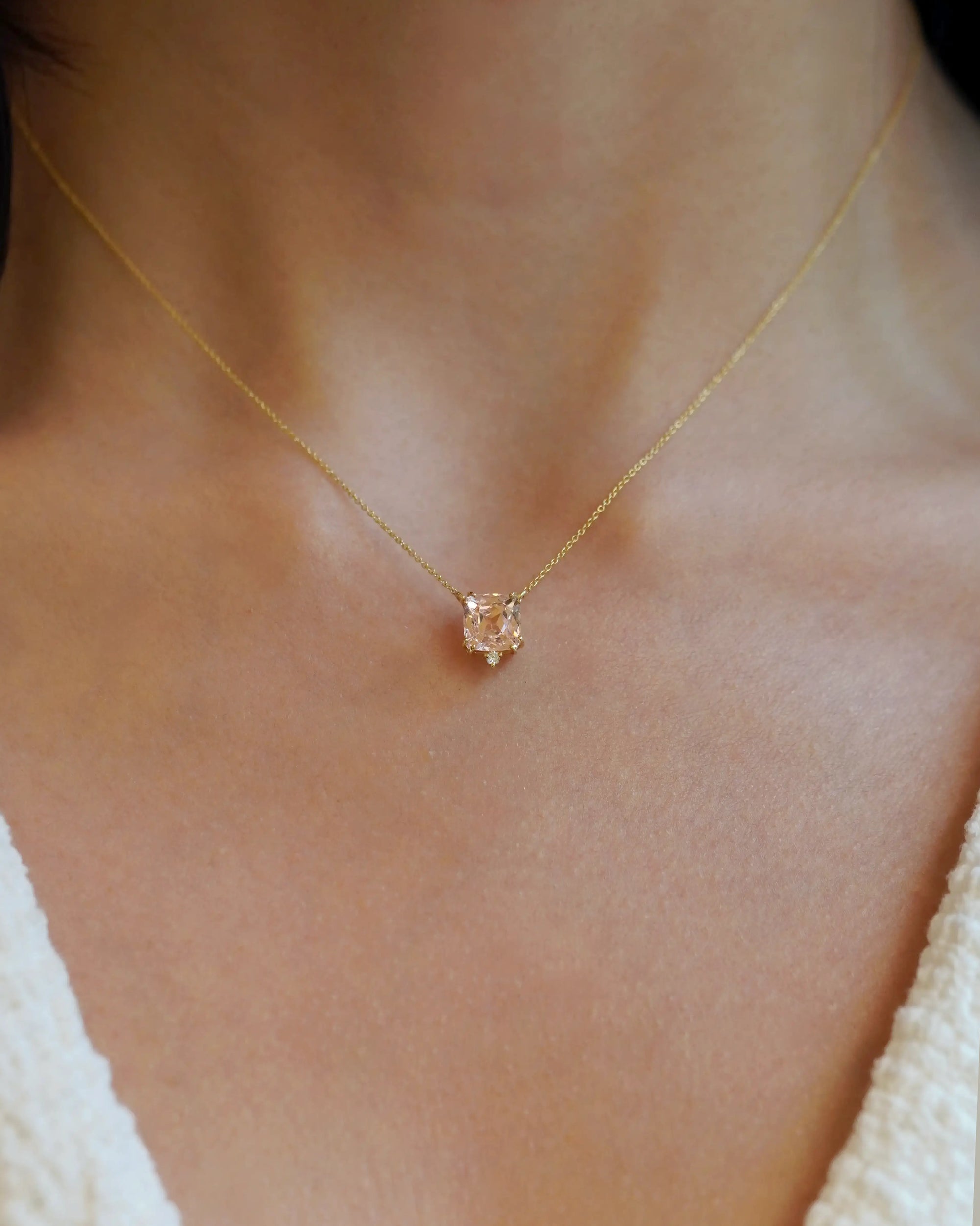 Collana in oro giallo con quarzo rosa quadrato e diamante bianco