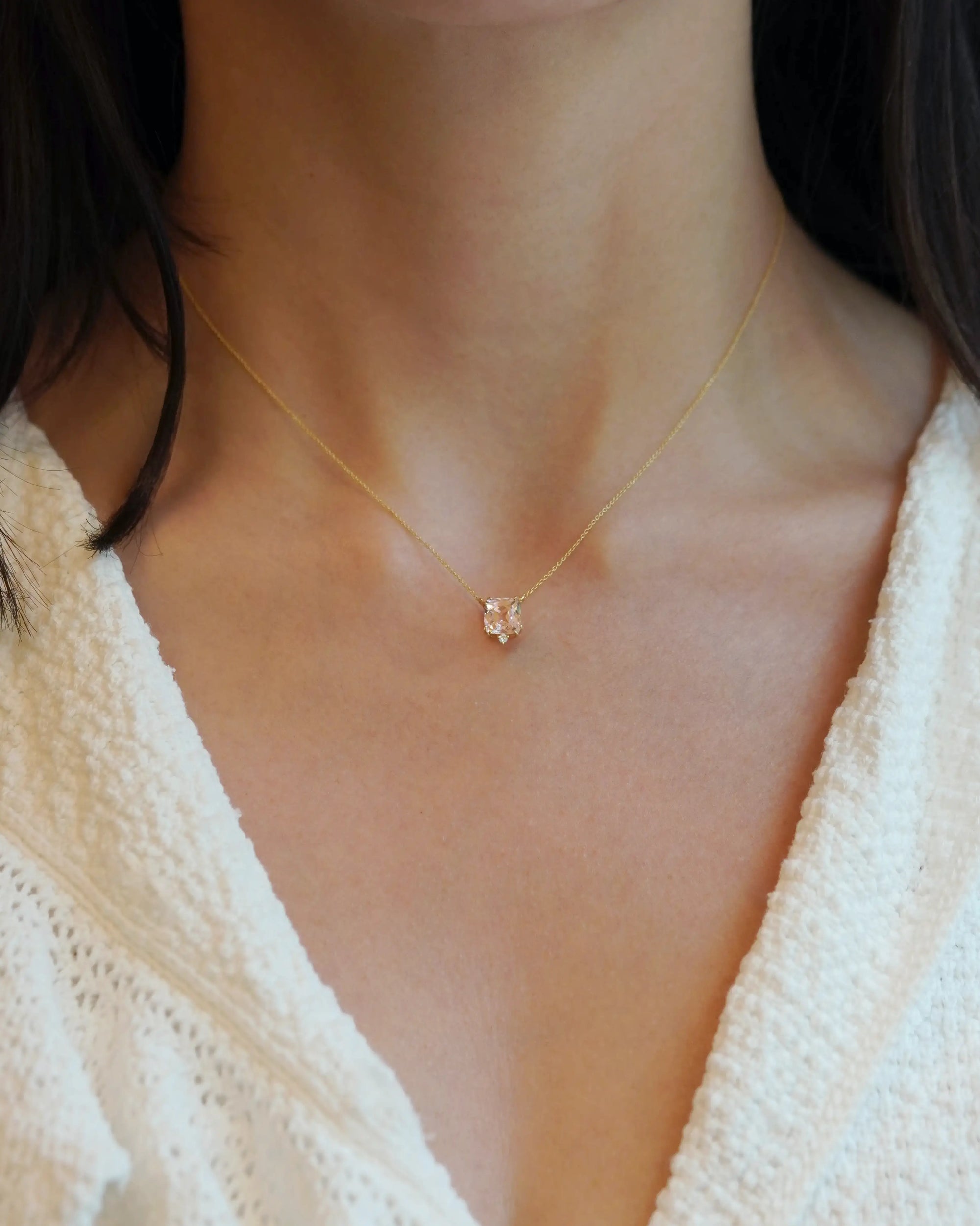 Collana in oro giallo con quarzo rosa quadrato e diamante bianco