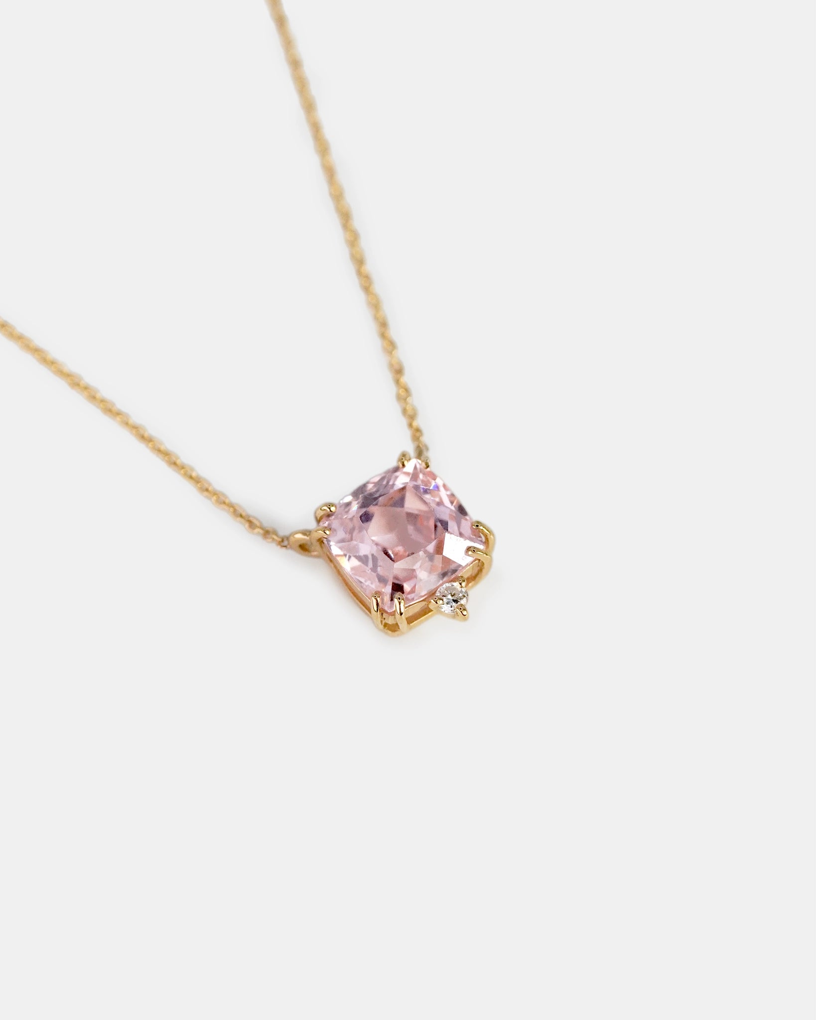 Collana in oro giallo con quarzo rosa quadrato e diamante bianco