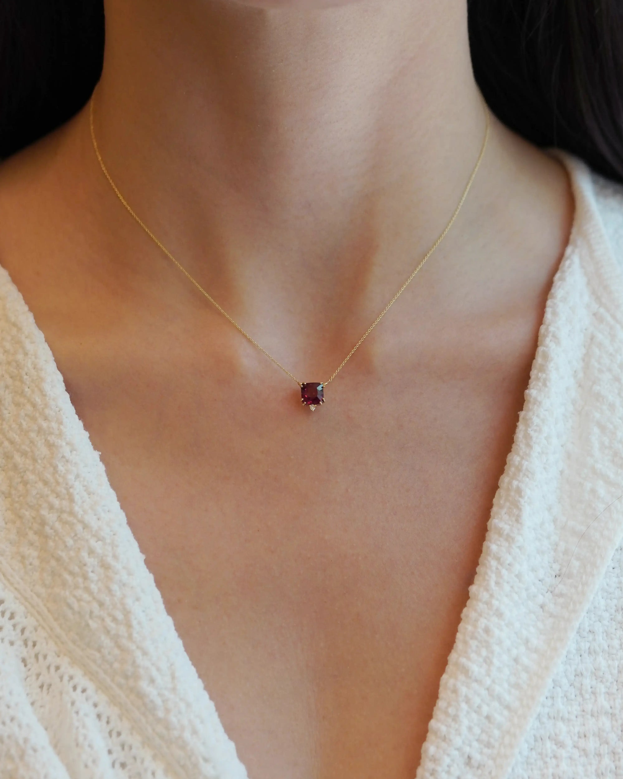 Collana in oro giallo con rodolite quadrata e diamante bianco