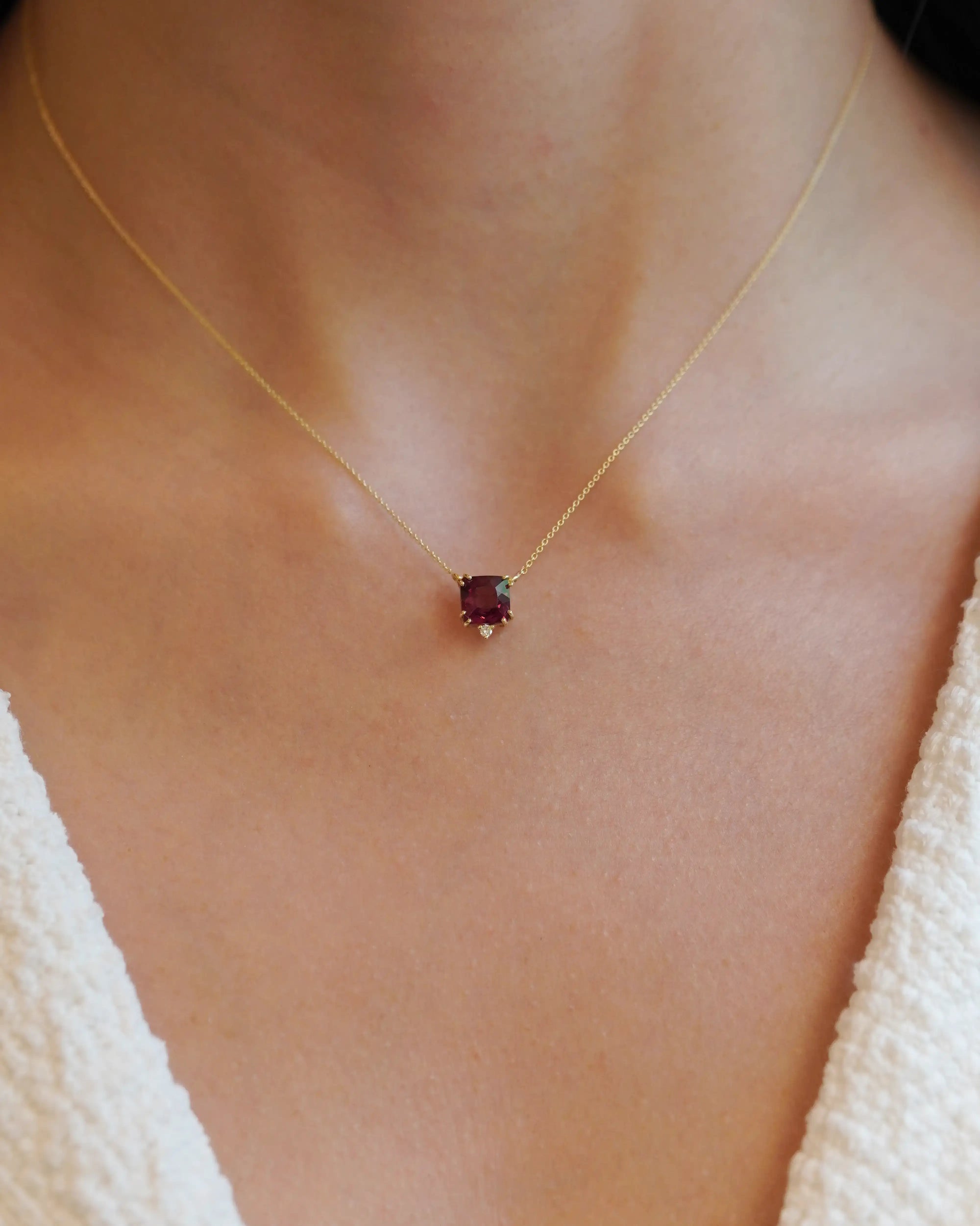 Collana in oro giallo con rodolite quadrata e diamante bianco