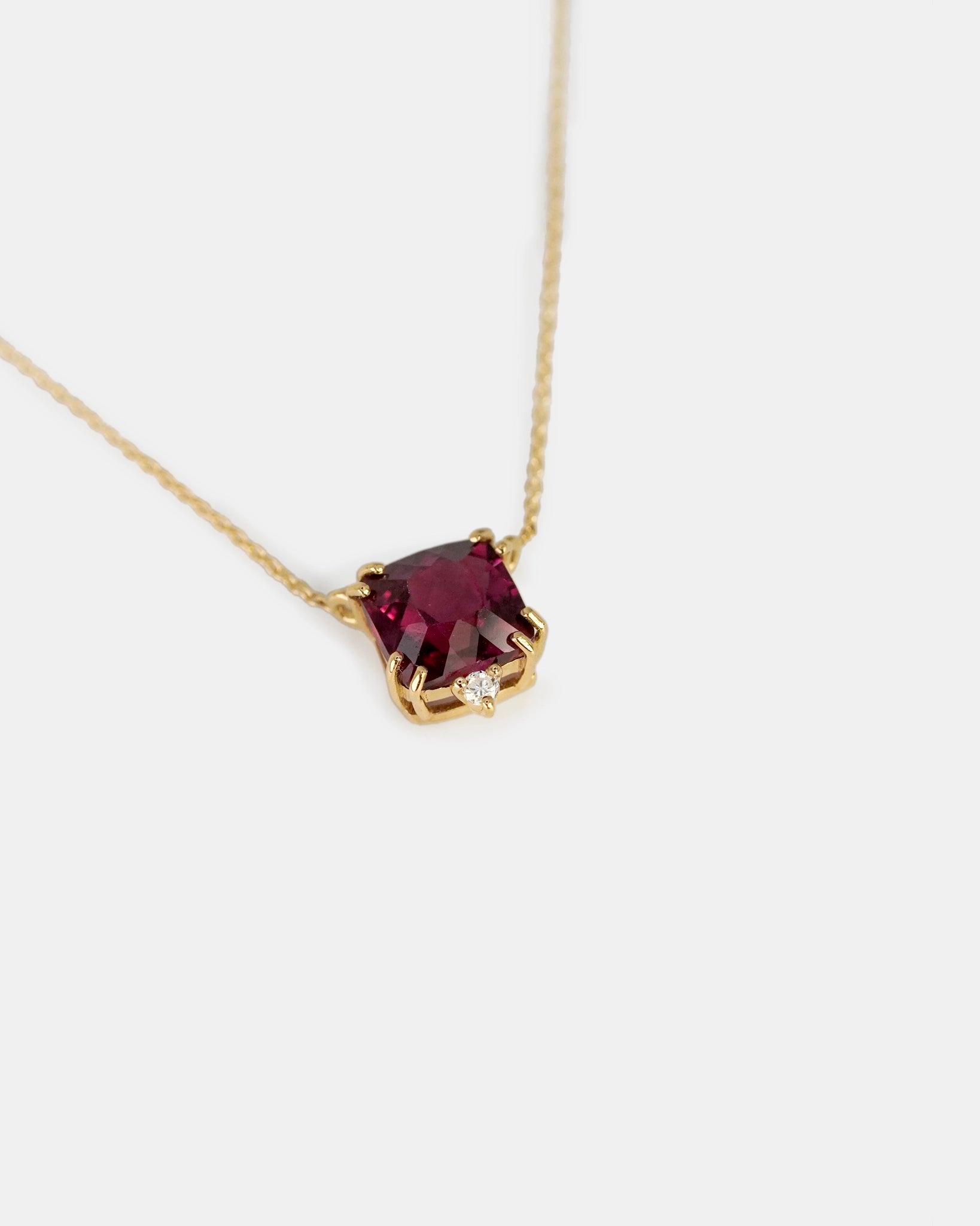 Collana in oro giallo con rodolite quadrata e diamante bianco