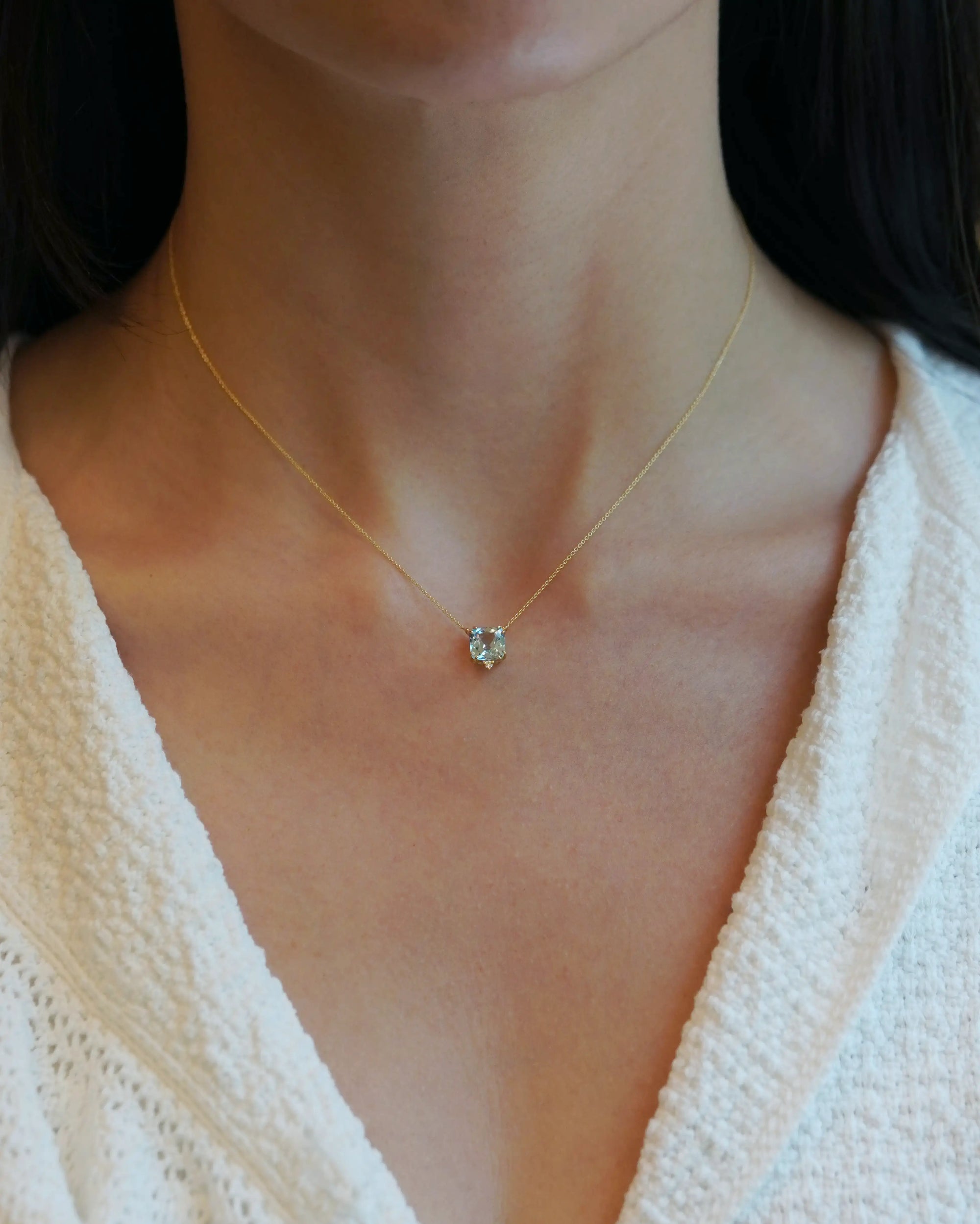 Collana in oro giallo con topazio azzurro quadrato e diamante bianco