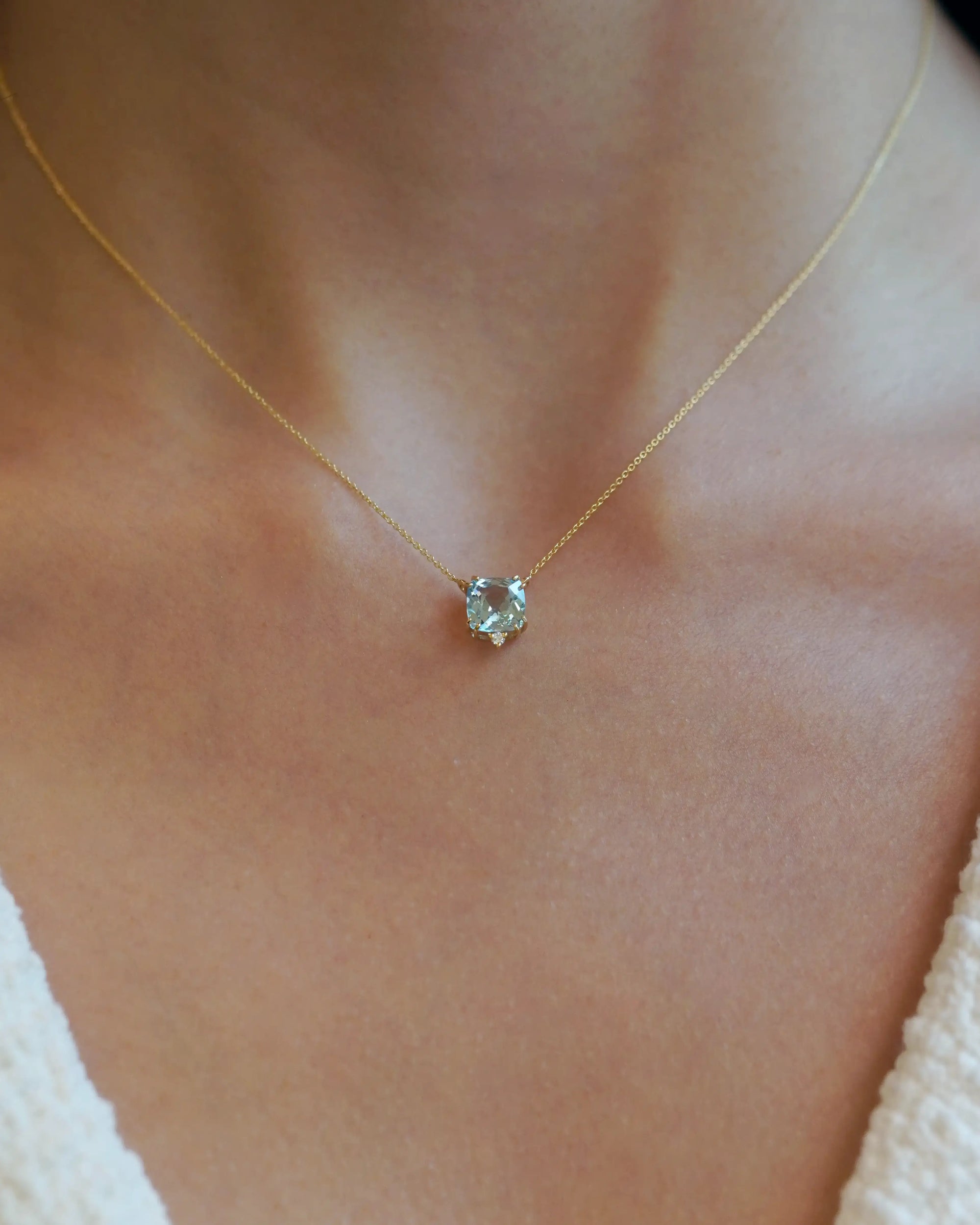 Collana in oro giallo con topazio azzurro quadrato e diamante bianco