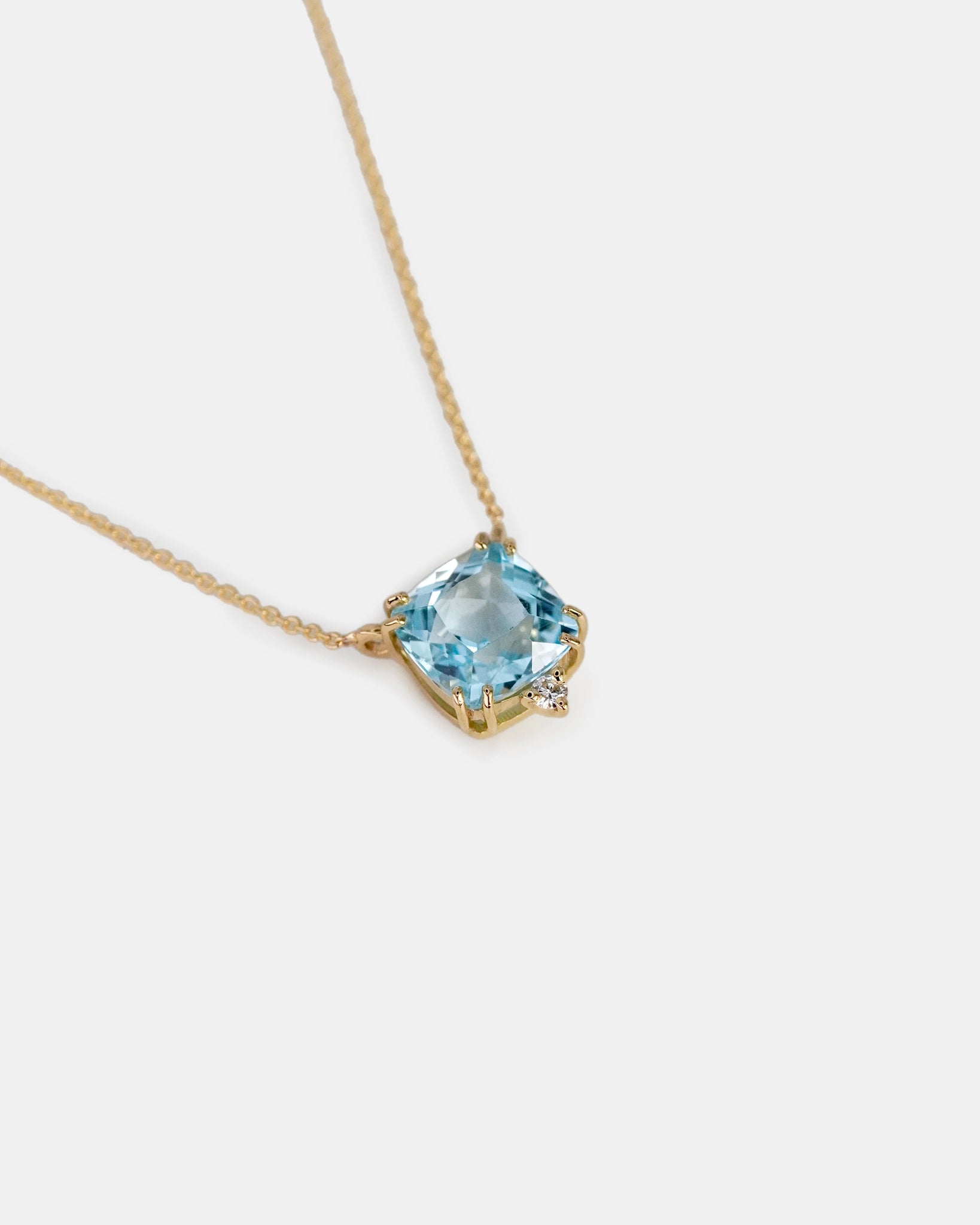 Collana in oro giallo con topazio azzurro quadrato e diamante bianco