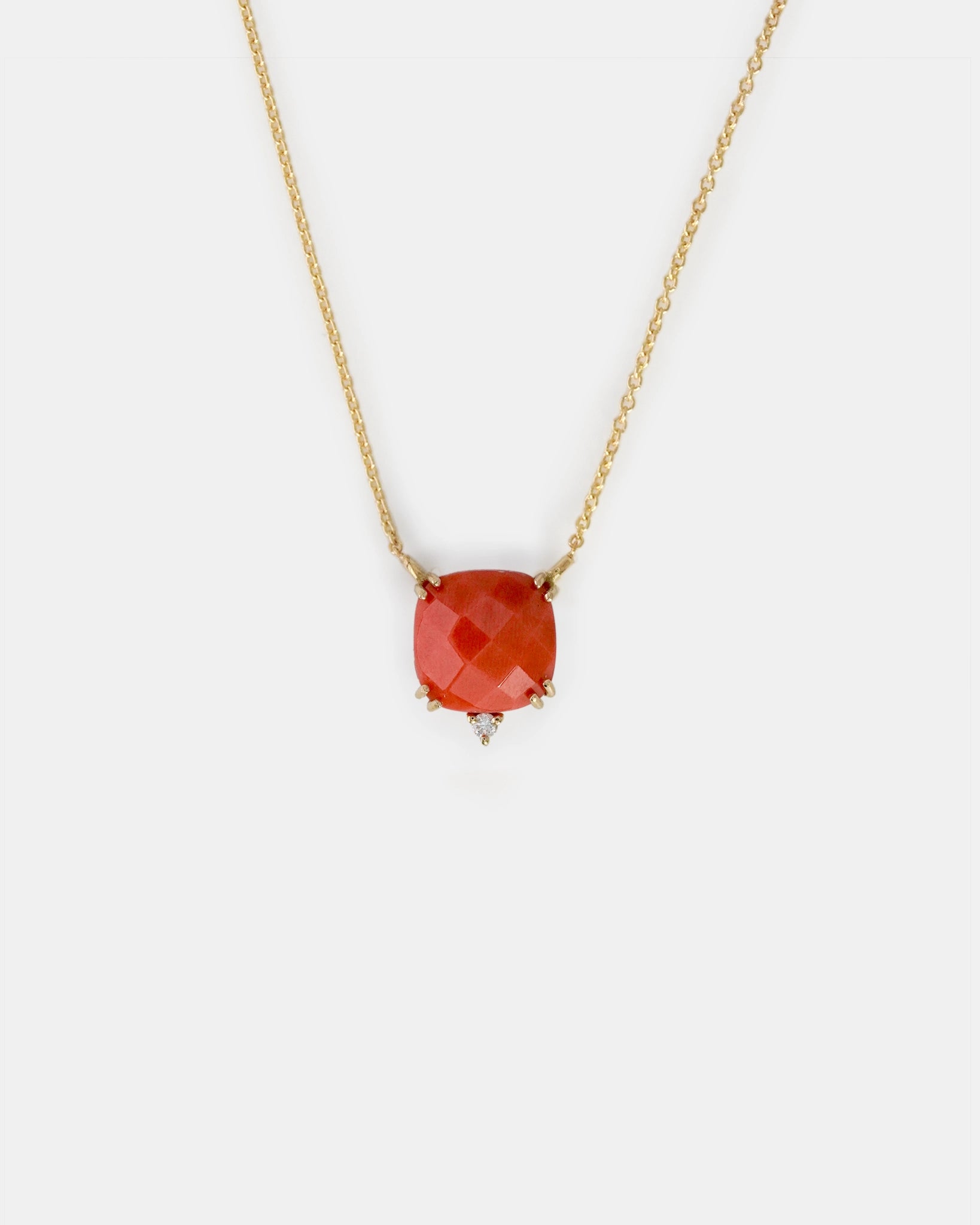Collana in oro giallo con corallo naturale quadrato e diamante bianco