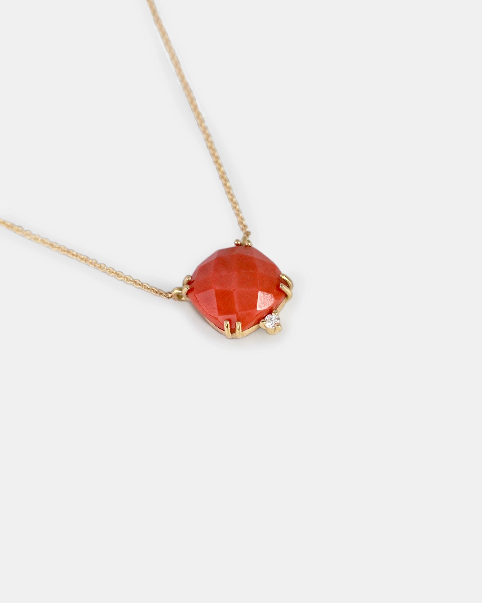 Collana in oro giallo con corallo naturale quadrato e diamante bianco