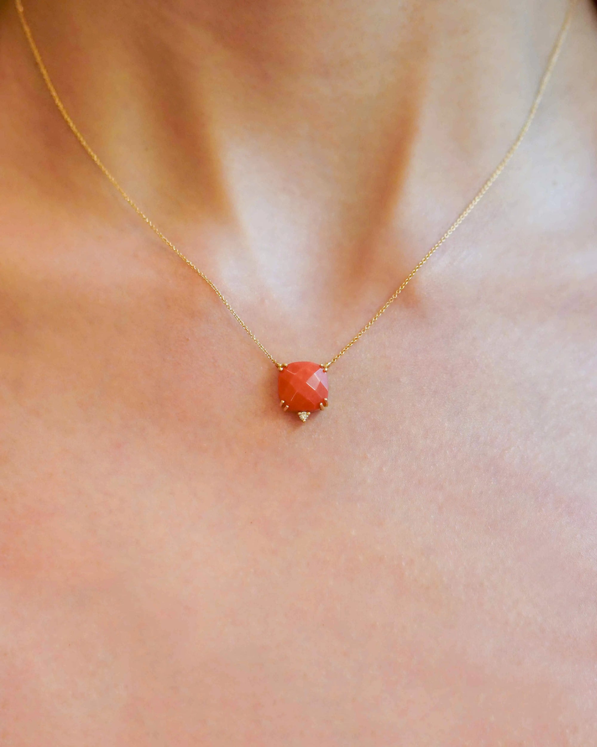 Collana in oro giallo con corallo naturale quadrato e diamante bianco