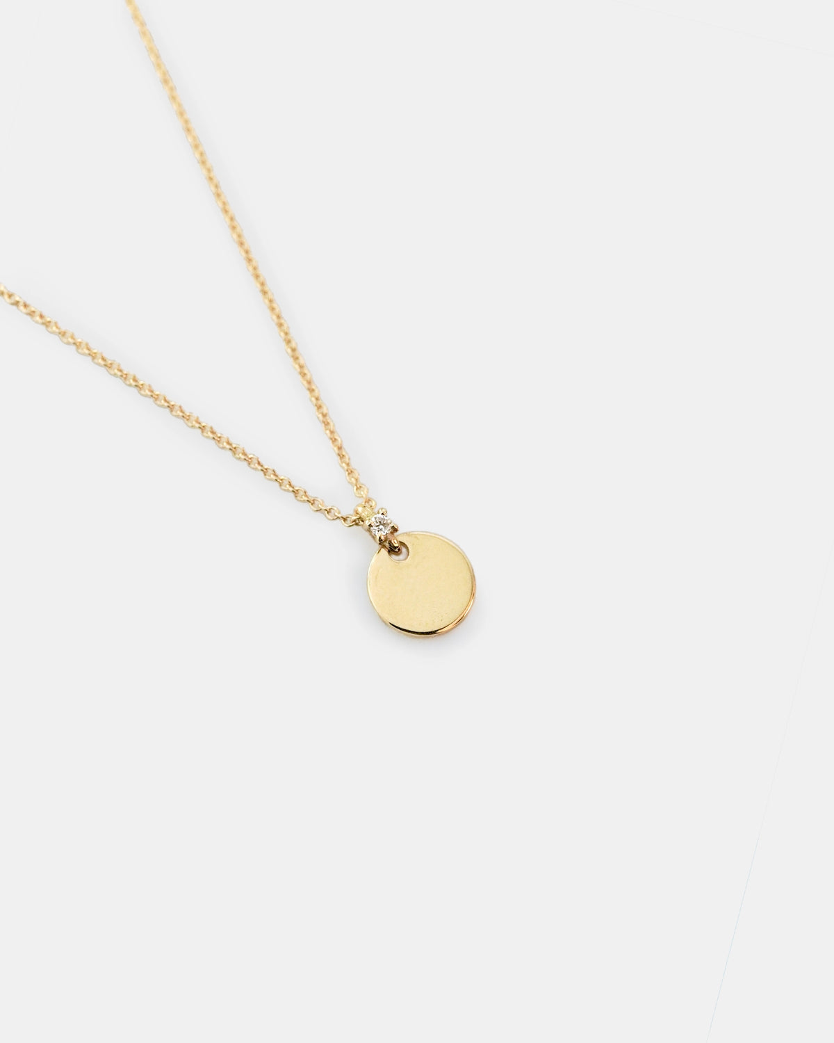 Collana in oro giallo con ciondolo rotondo e dettaglio con diamante