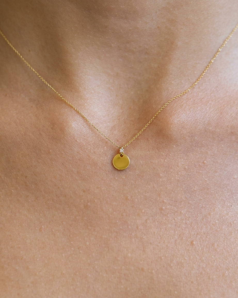 Collana in oro giallo con ciondolo rotondo e dettaglio con diamante