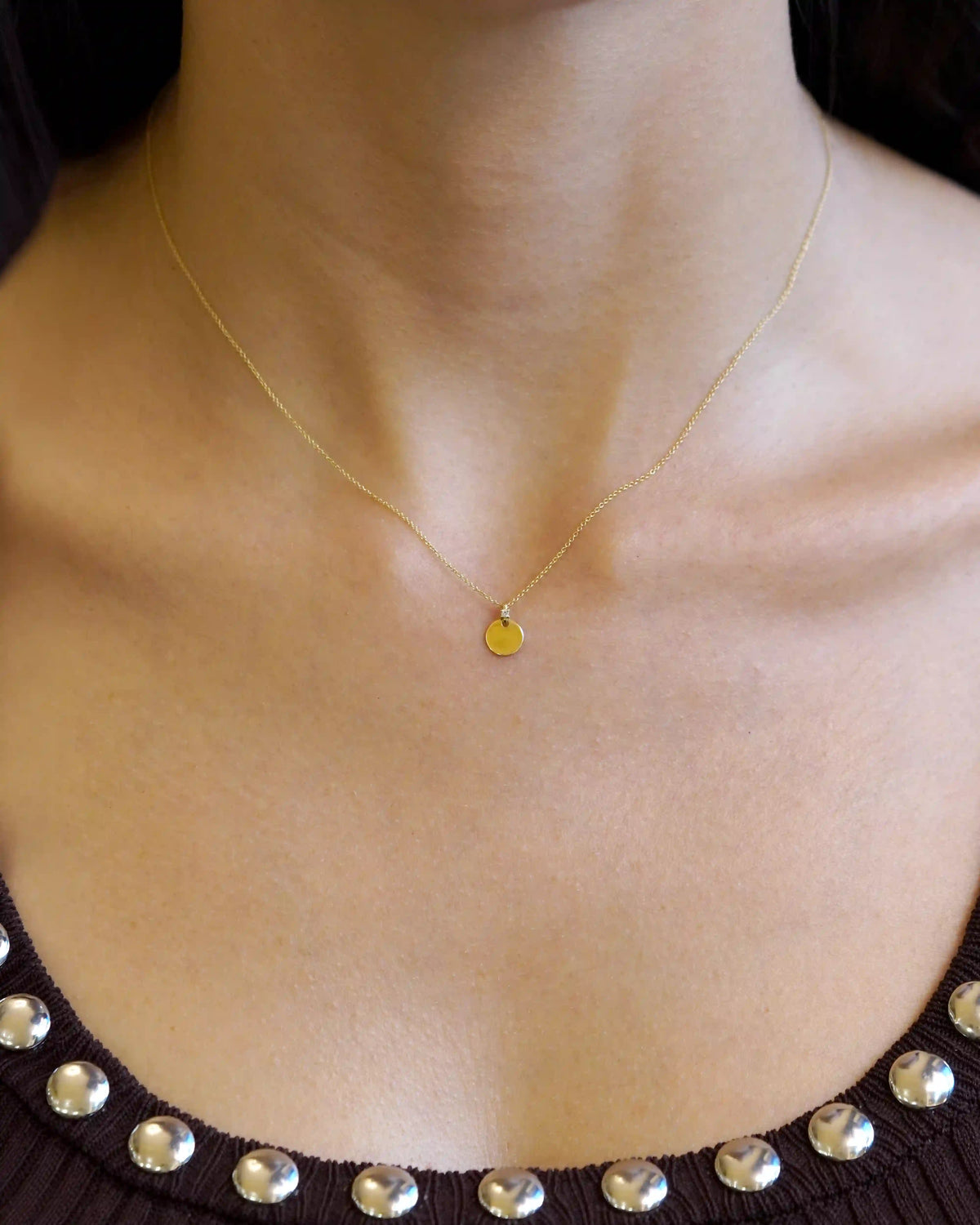 Collana in oro giallo con ciondolo rotondo e dettaglio con diamante