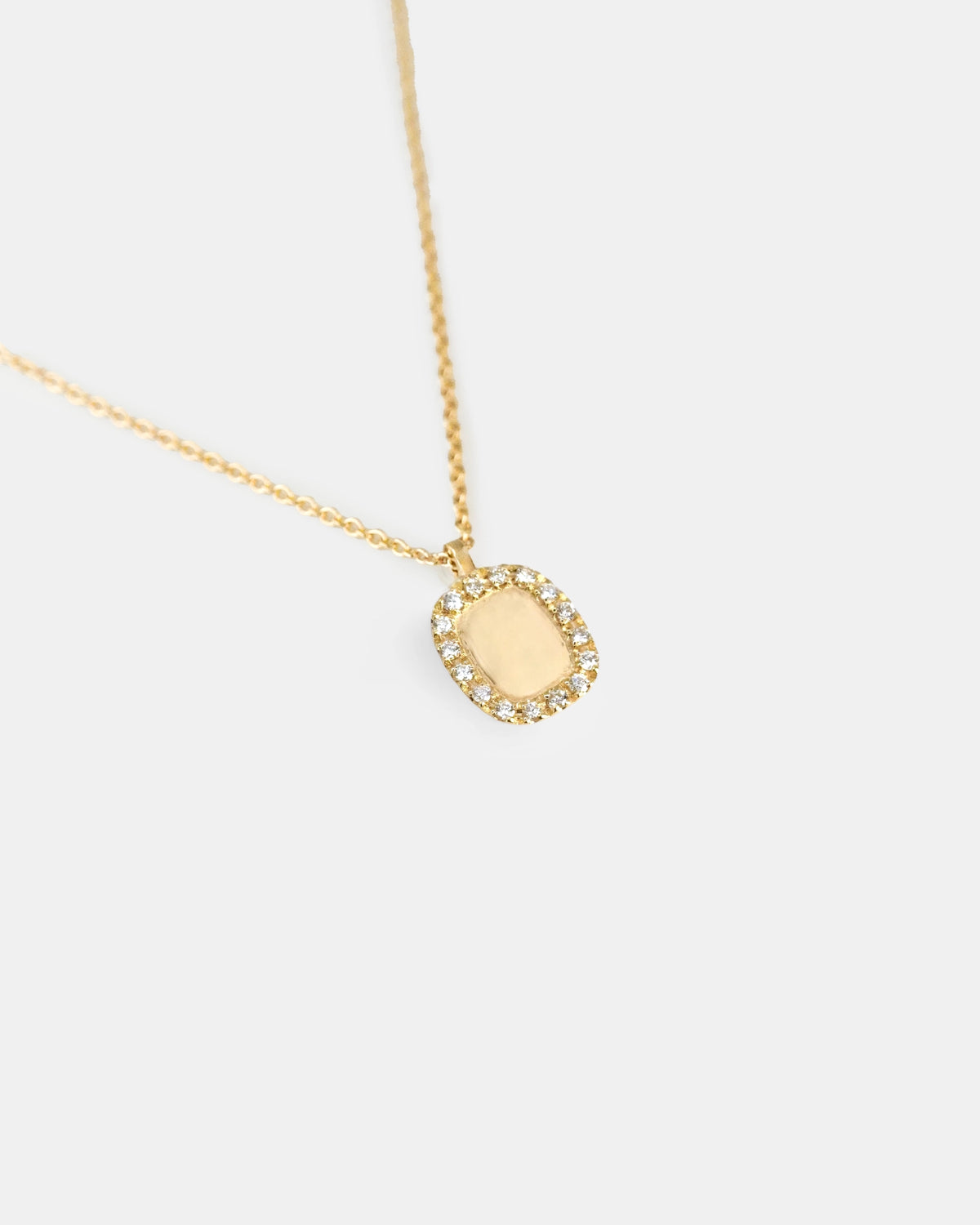 Yellow gold necklace with rectangular pendant with white diamond contour