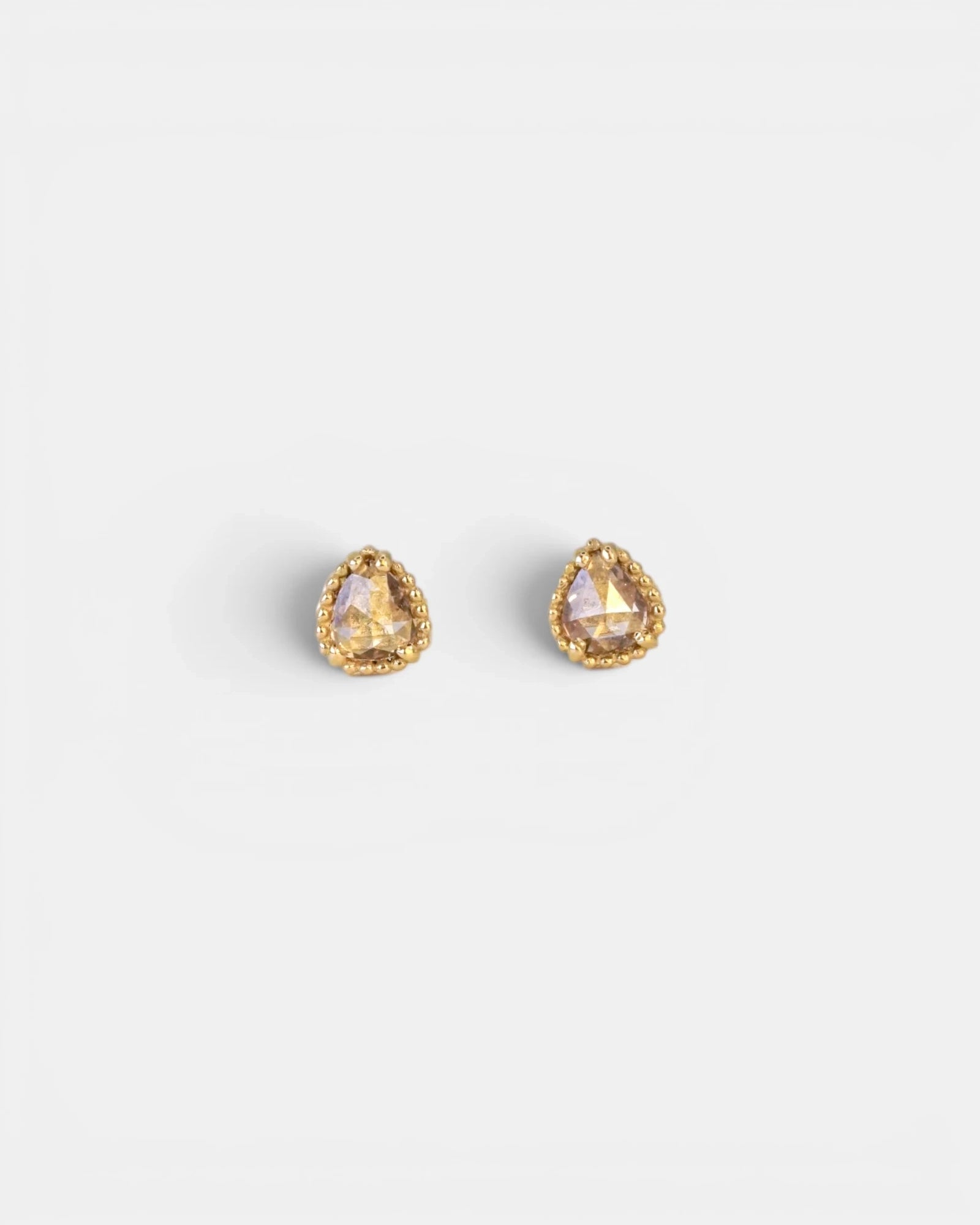 Yellow gold decorated earrings with champagne diamonds