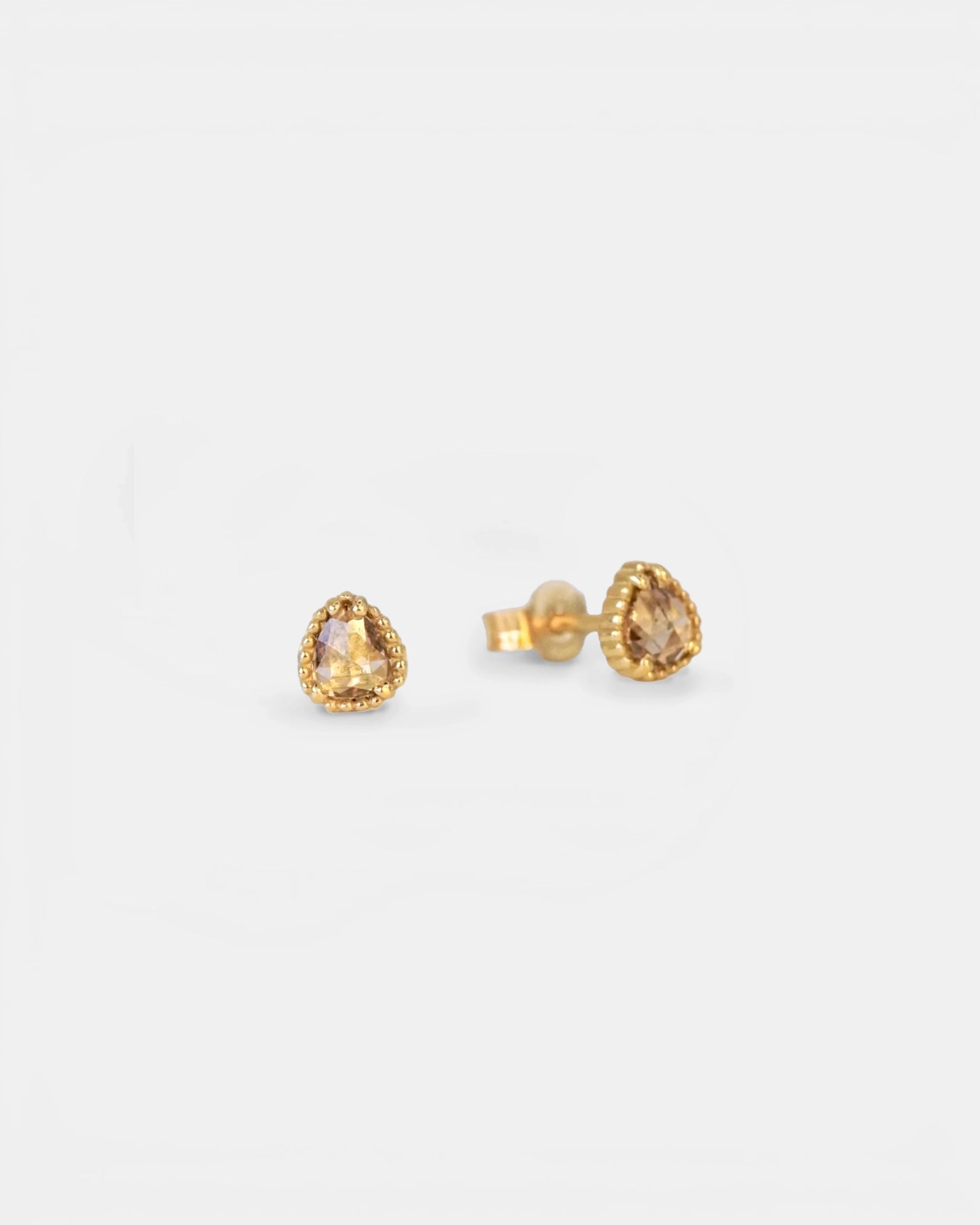 Yellow gold decorated earrings with champagne diamonds
