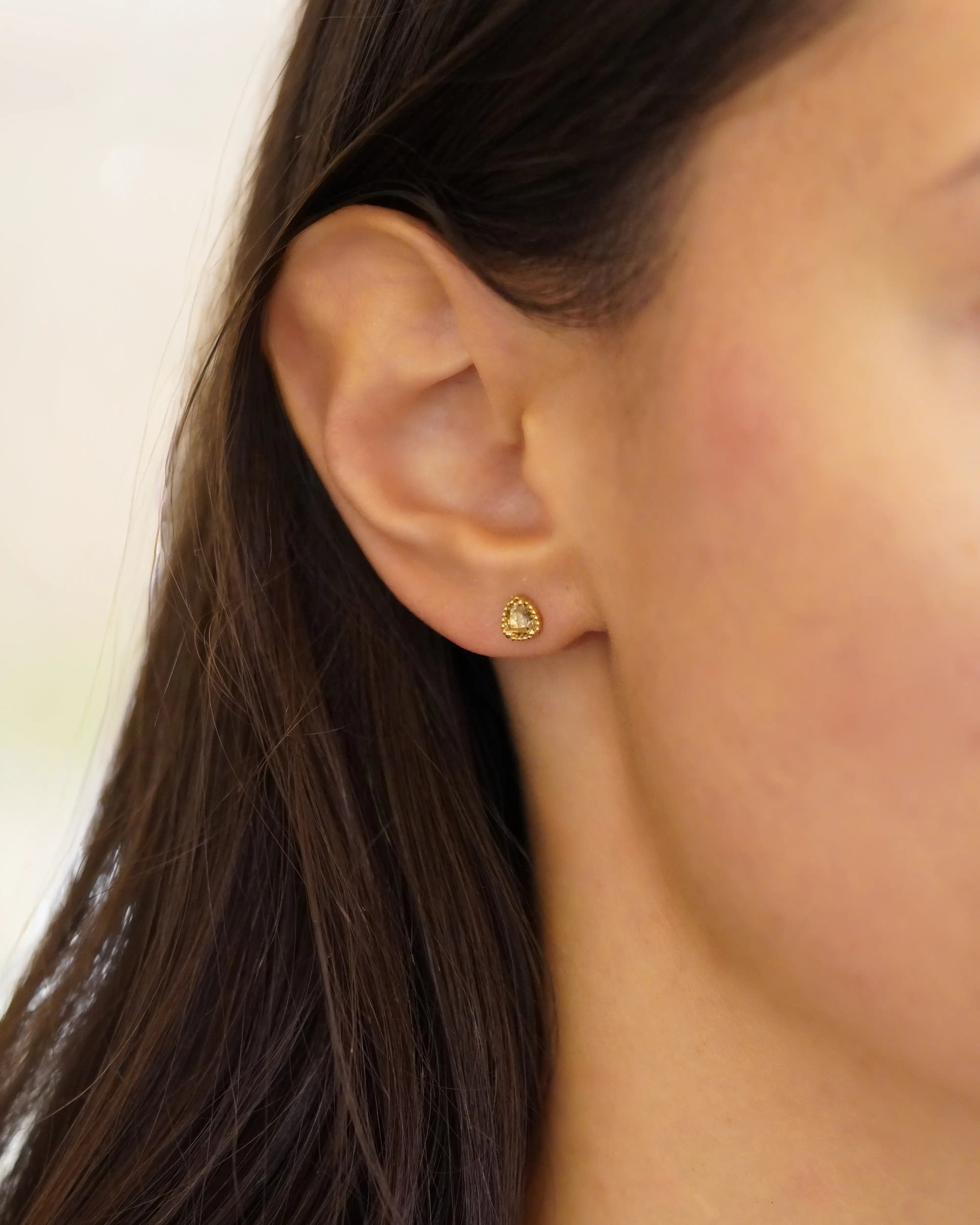 Yellow gold decorated earrings with champagne diamonds
