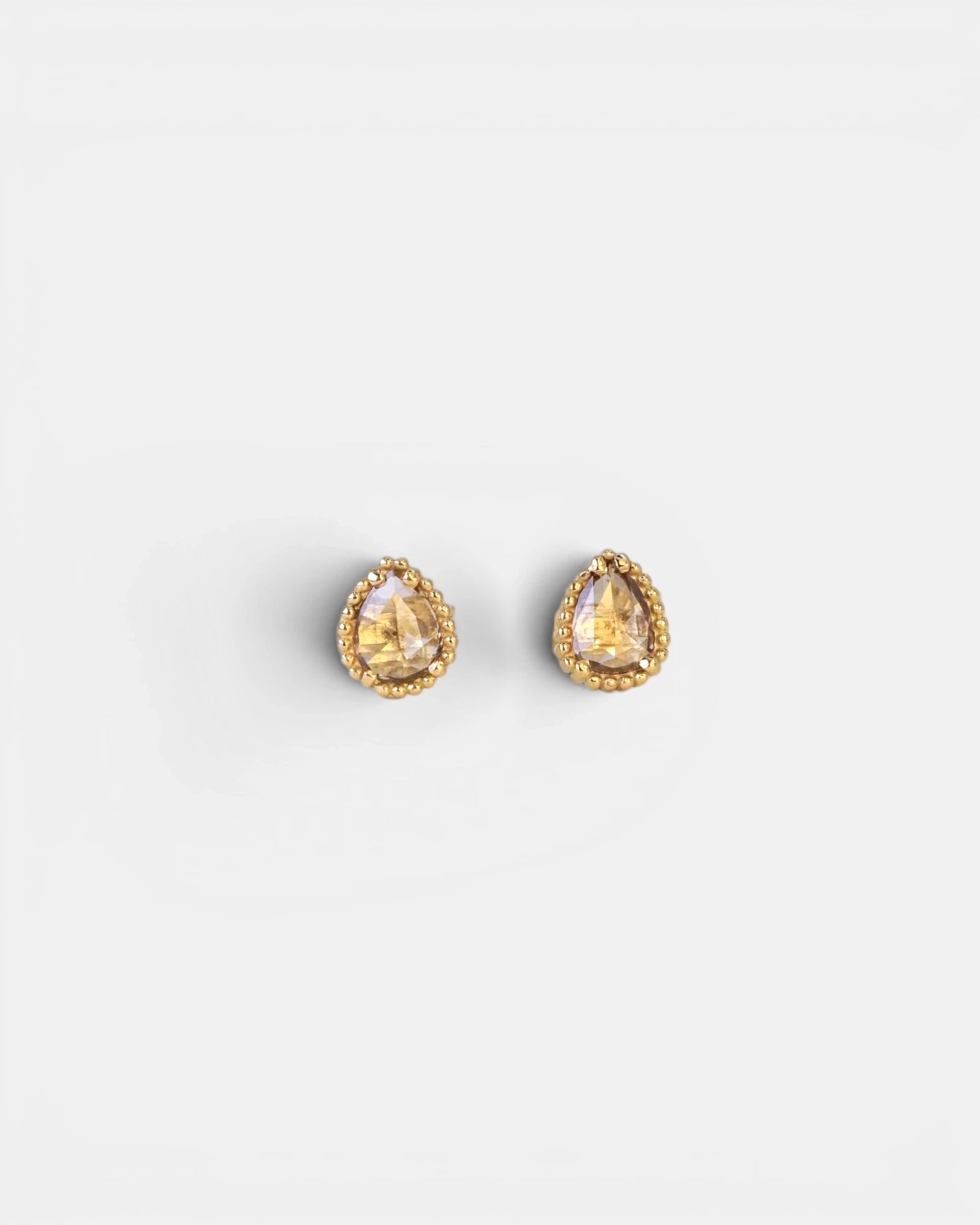 Orecchini decorati in oro giallo con diamanti champagne