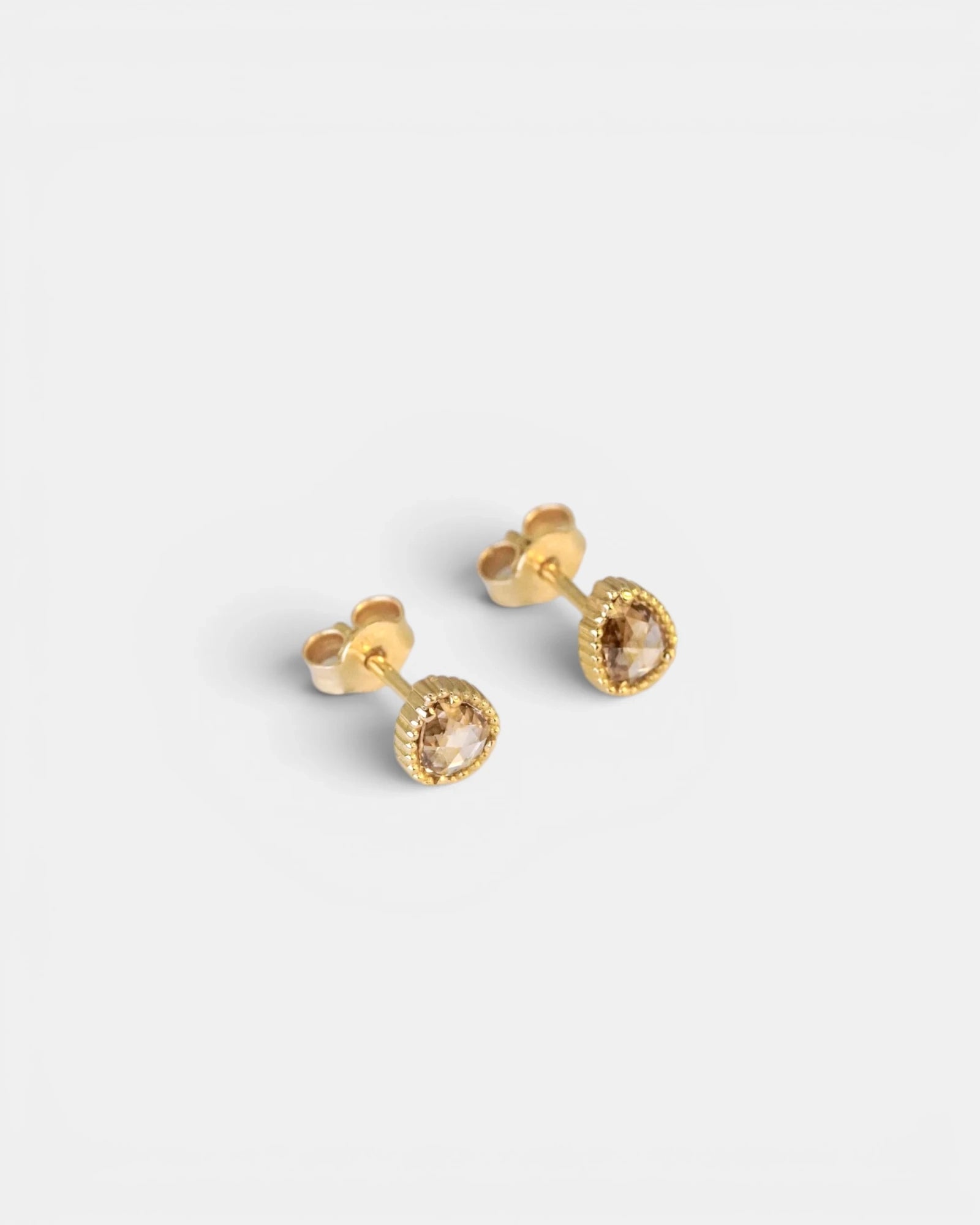 Orecchini decorati in oro giallo con diamanti champagne