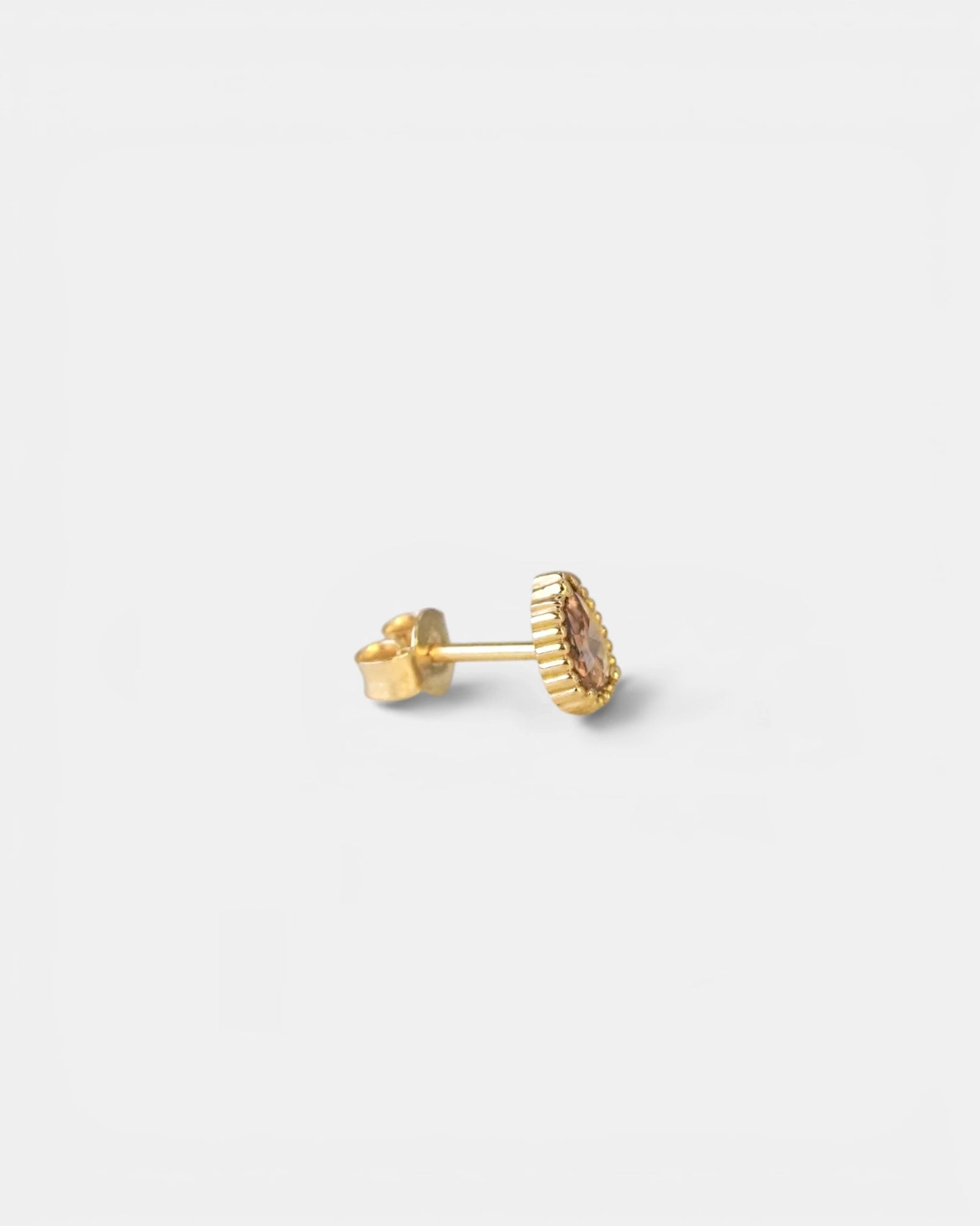 Orecchini decorati in oro giallo con diamanti champagne