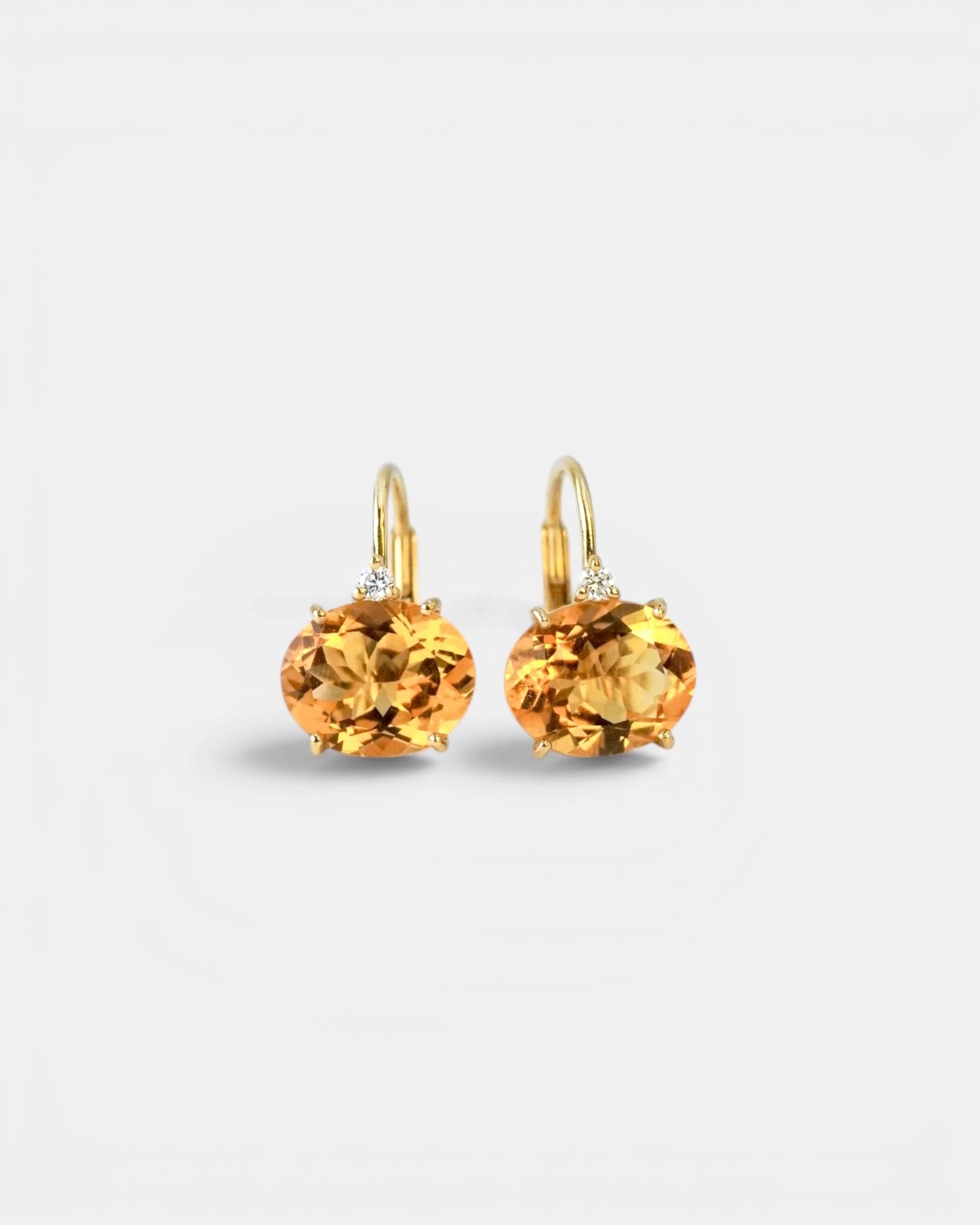 Orecchini in oro giallo con quarzo Madera ovale e diamanti bianchi