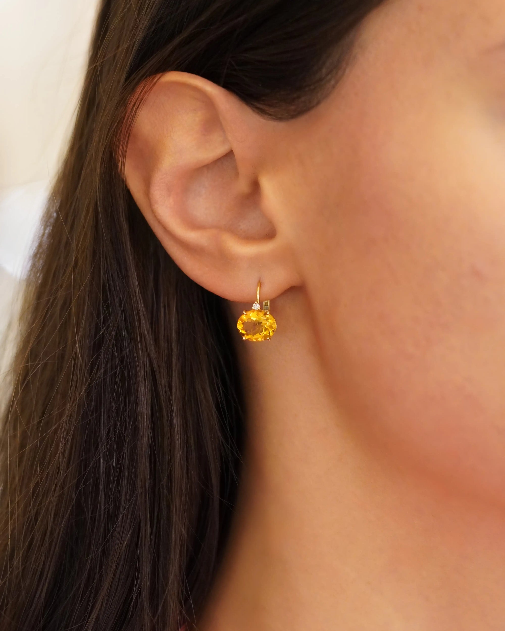 Orecchini in oro giallo con quarzo Madera ovale e diamanti bianchi