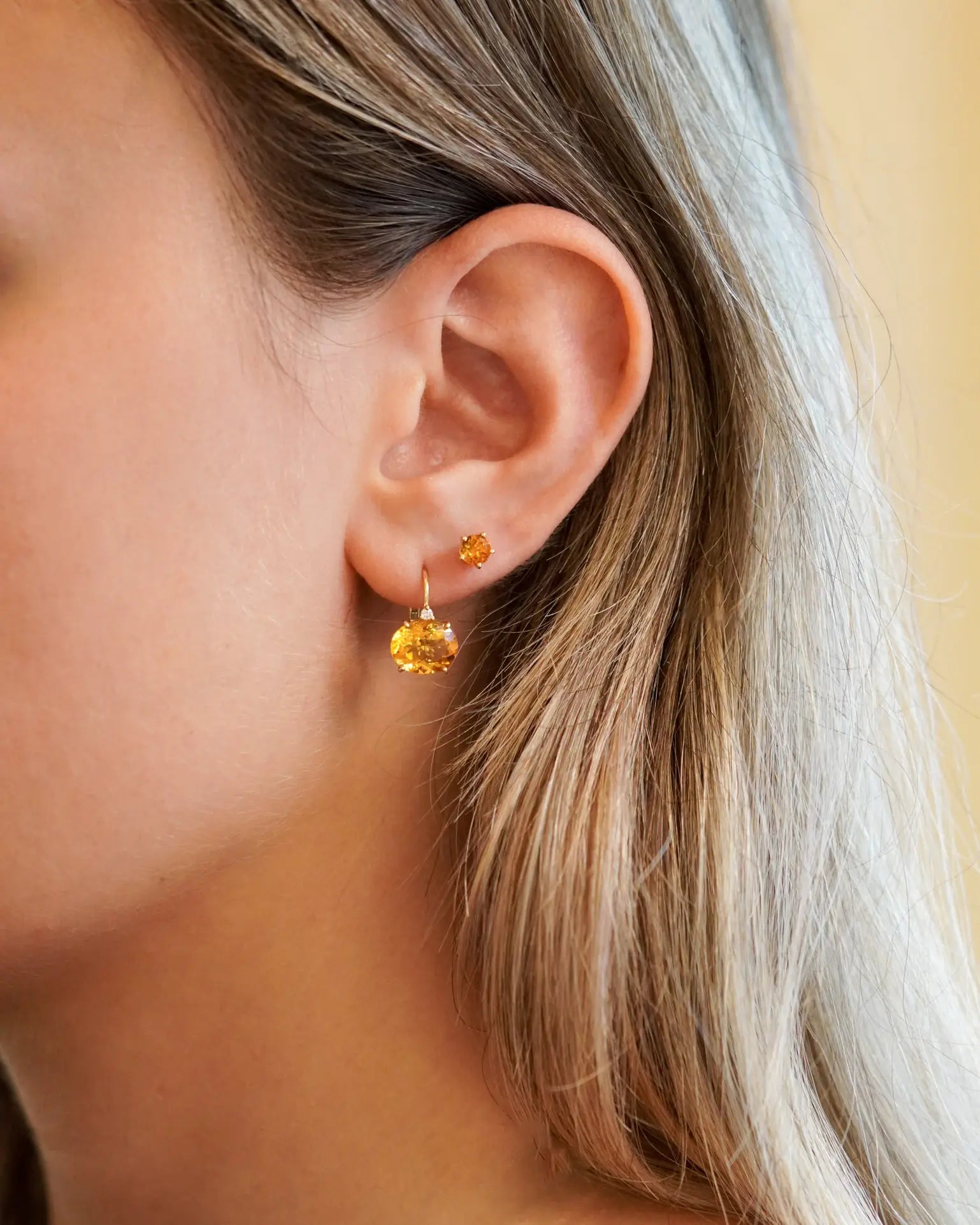 Orecchini in oro giallo con quarzo Madera ovale e diamanti bianchi
