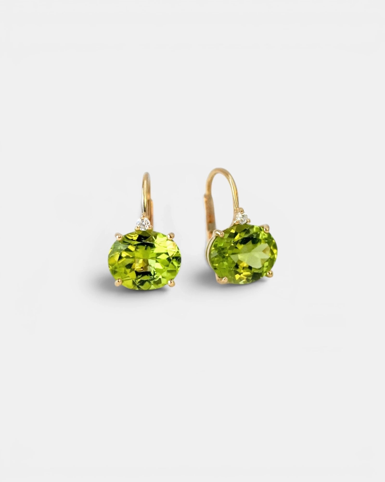 Orecchini in oro giallo con peridoto ovale e e diamanti bianchi