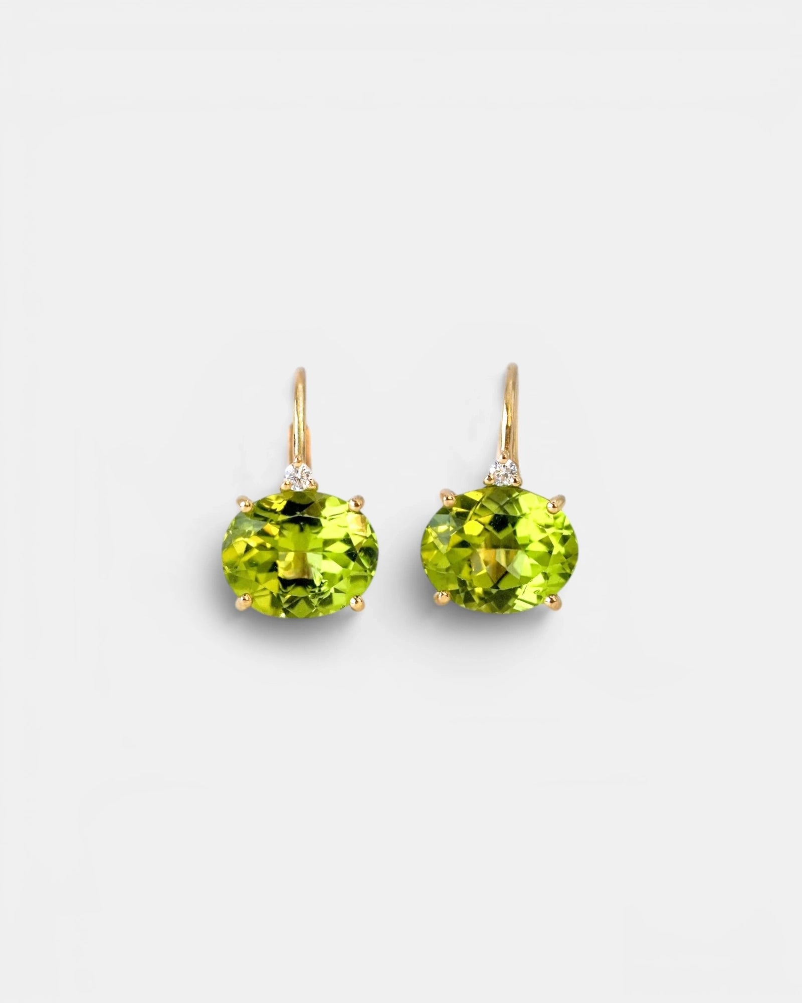 Orecchini in oro giallo con peridoto ovale e e diamanti bianchi