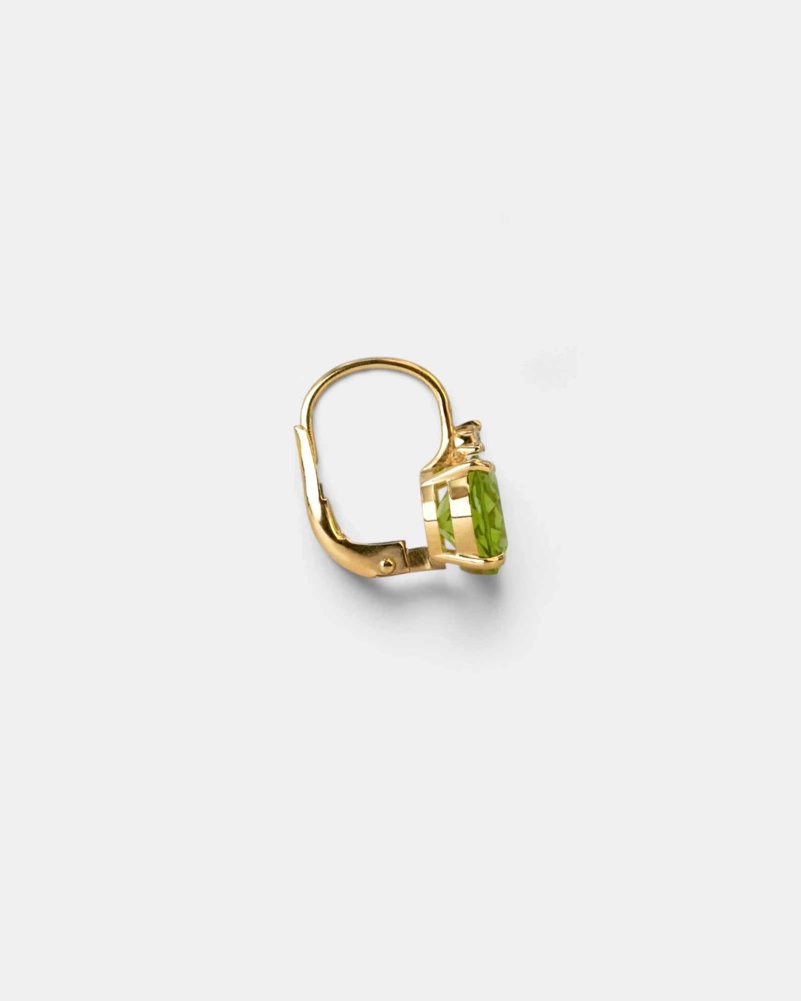 Orecchini in oro giallo con peridoto ovale e e diamanti bianchi