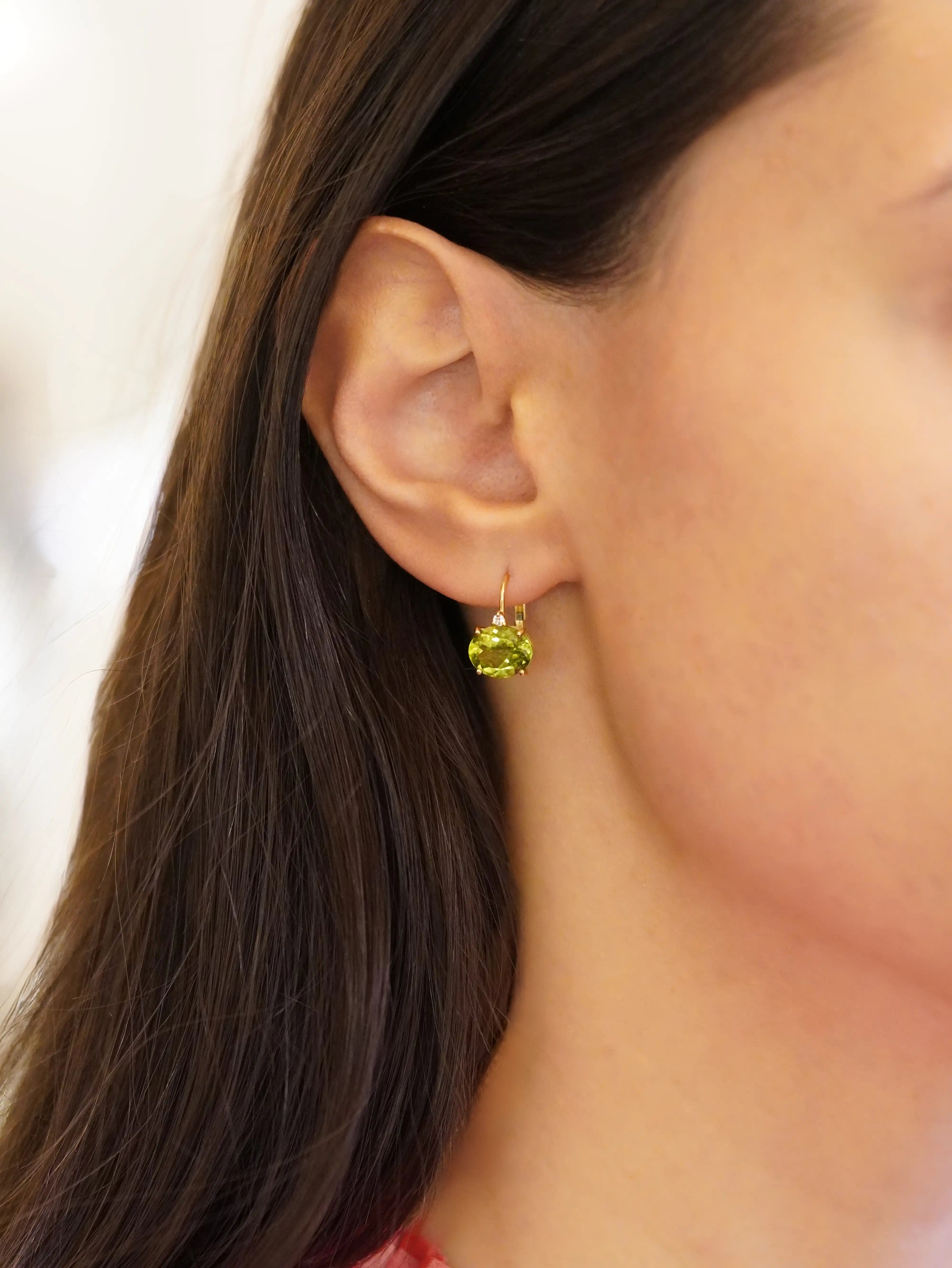 Orecchini in oro giallo con peridoto ovale e e diamanti bianchi