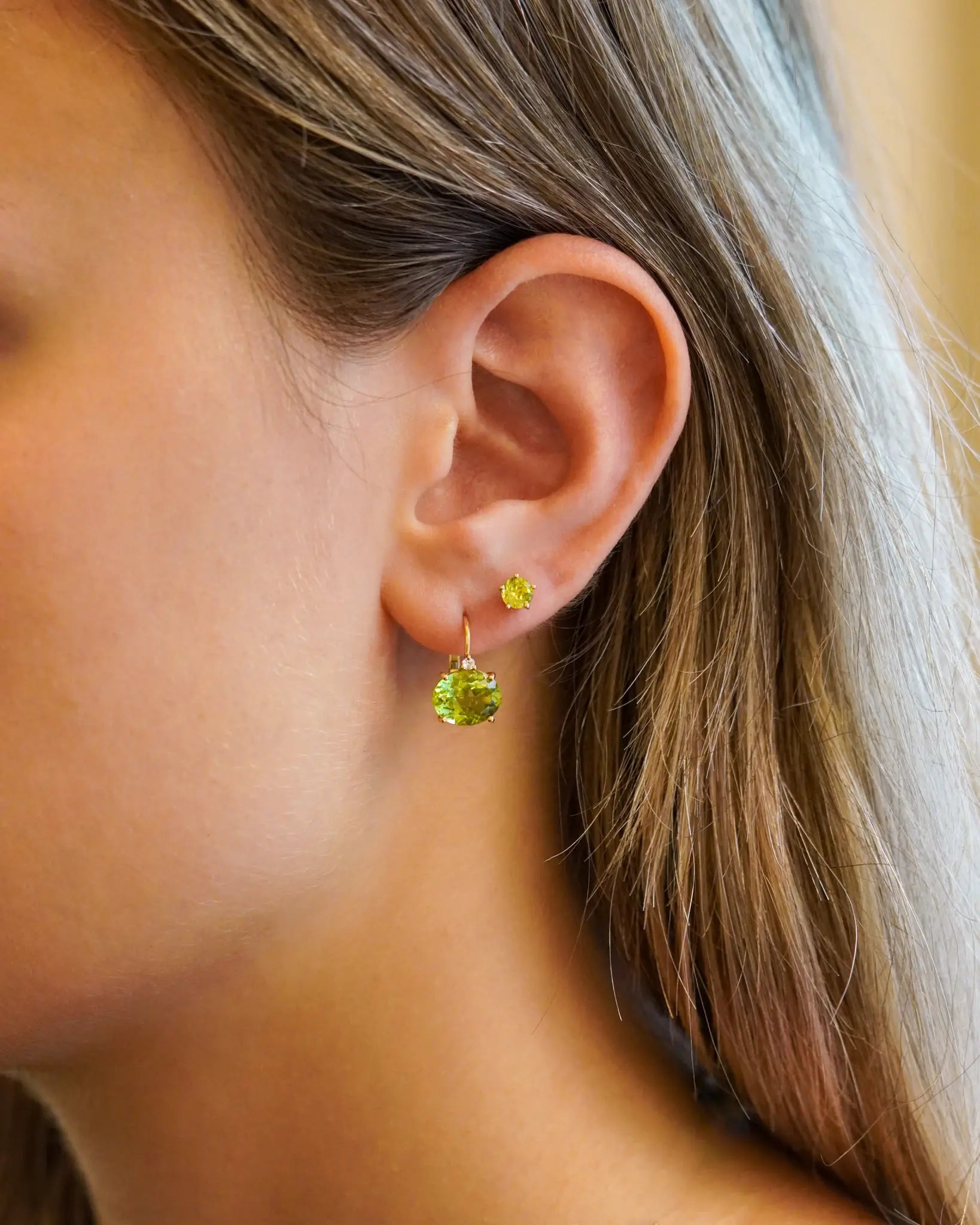 Orecchini in oro giallo con peridoto ovale e e diamanti bianchi