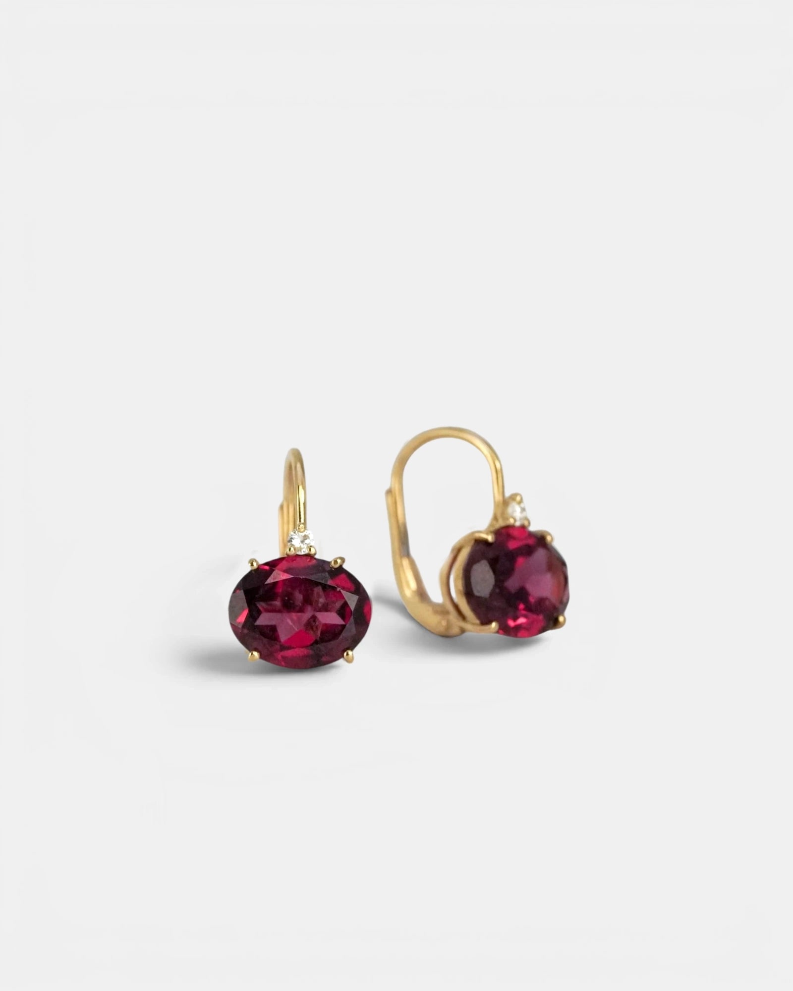 Orecchini in oro giallo con rodolite ovale e diamanti bianchi