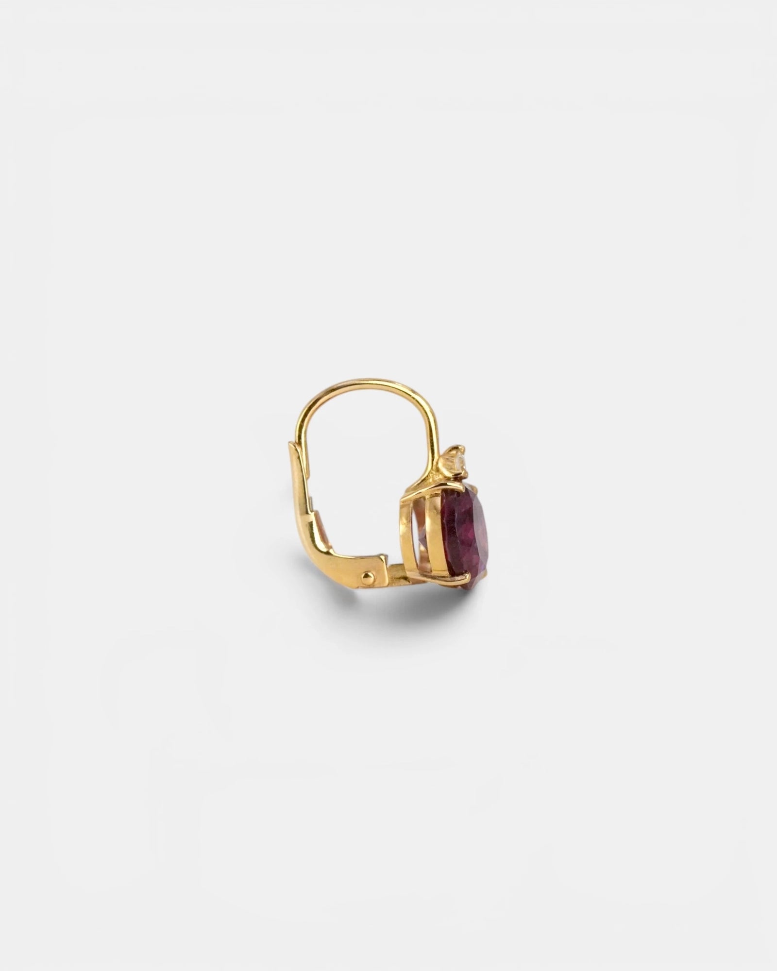 Orecchini in oro giallo con rodolite ovale e diamanti bianchi